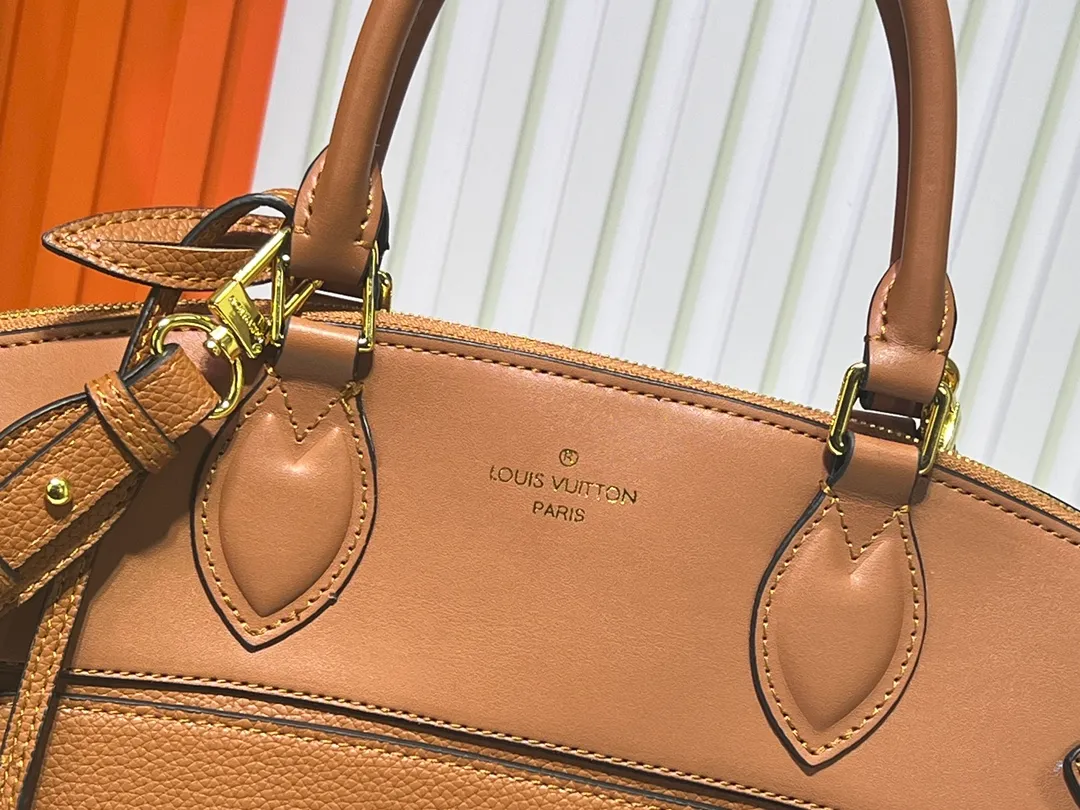 Batch 340💰M11214 green M22914 black M22925 brown M23061 off-white M22927 taupe. Sophisticated and functional, the Lock It MM bag is crafted in fine grained Taurillon leather and smooth calfskin, with gold-finish buckles and hardware. Signature House touches include padlocks, key bells and hot-stamped Louis Vuitton signatures. Featuring an articulated top handle and removable strap, this tote offers a variety of carrying options. 36x29x15 cm (LxHxW) Black Taurillon leather, smooth calfskin semi-leather trim Microfiber lining Gold hardware 2 square buckles padlock key bell External pockets 2 internal flat pockets Internal zipped pocket with flat pockets 5 protective metal studs Strap: removable, adjustable Strap drop: 45.0 cm Maximum strap drop: 51.0 cm