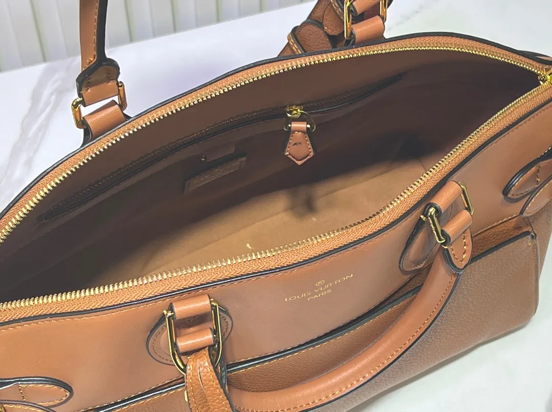 Batch 340💰M11214 green M22914 black M22925 brown M23061 off-white M22927 taupe. Sophisticated and functional, the Lock It MM bag is crafted in fine grained Taurillon leather and smooth calfskin, with gold-finish buckles and hardware. Signature House touches include padlocks, key bells and hot-stamped Louis Vuitton signatures. Featuring an articulated top handle and removable strap, this tote offers a variety of carrying options. 36x29x15 cm (LxHxW) Black Taurillon leather, smooth calfskin semi-leather trim Microfiber lining Gold hardware 2 square buckles padlock key bell External pockets 2 internal flat pockets Internal zipped pocket with flat pockets 5 protective metal studs Strap: removable, adjustable Strap drop: 45.0 cm Maximum strap drop: 51.0 cm