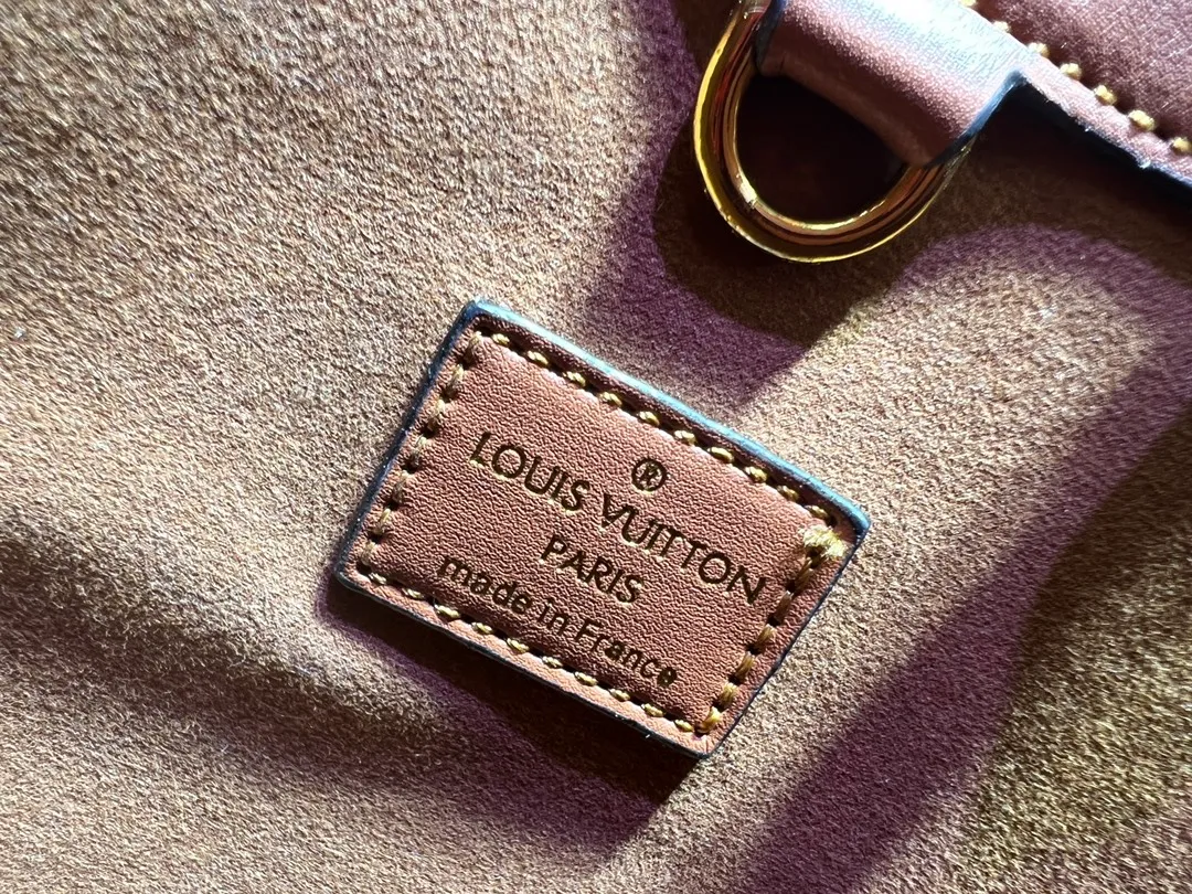 Batch 340💰M11214 green M22914 black M22925 brown M23061 off-white M22927 taupe. Sophisticated and functional, the Lock It MM bag is crafted in fine grained Taurillon leather and smooth calfskin, with gold-finish buckles and hardware. Signature House touches include padlocks, key bells and hot-stamped Louis Vuitton signatures. Featuring an articulated top handle and removable strap, this tote offers a variety of carrying options. 36x29x15 cm (LxHxW) Black Taurillon leather, smooth calfskin semi-leather trim Microfiber lining Gold hardware 2 square buckles padlock key bell External pockets 2 internal flat pockets Internal zipped pocket with flat pockets 5 protective metal studs Strap: removable, adjustable Strap drop: 45.0 cm Maximum strap drop: 51.0 cm