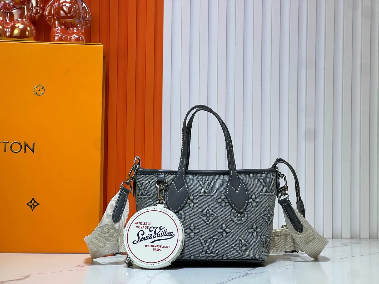 Batch 280💰M46705 NEVERFULL BB handbag Denim embossed Neverfull classic handbag, explore the exquisite details inside the bag Redesigned inner bag with details inspired by the Louis Vuitton archives Pocket lined with linen fabric Removable zipper clutch with same color inner bag Natural cowhide leather trim Shiny gold hardware Handle: size 24.14.9cm