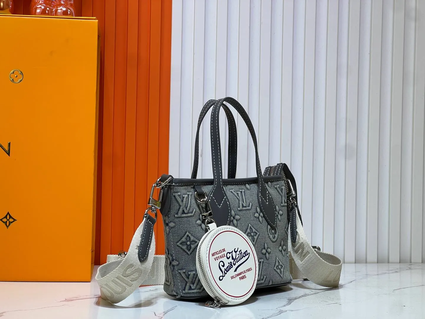 Batch 280💰M46705 NEVERFULL BB handbag Denim embossed Neverfull classic handbag, explore the exquisite details inside the bag Redesigned inner bag with details inspired by the Louis Vuitton archives Pocket lined with linen fabric Removable zipper clutch with same color inner bag Natural cowhide leather trim Shiny gold hardware Handle: size 24.14.9cm