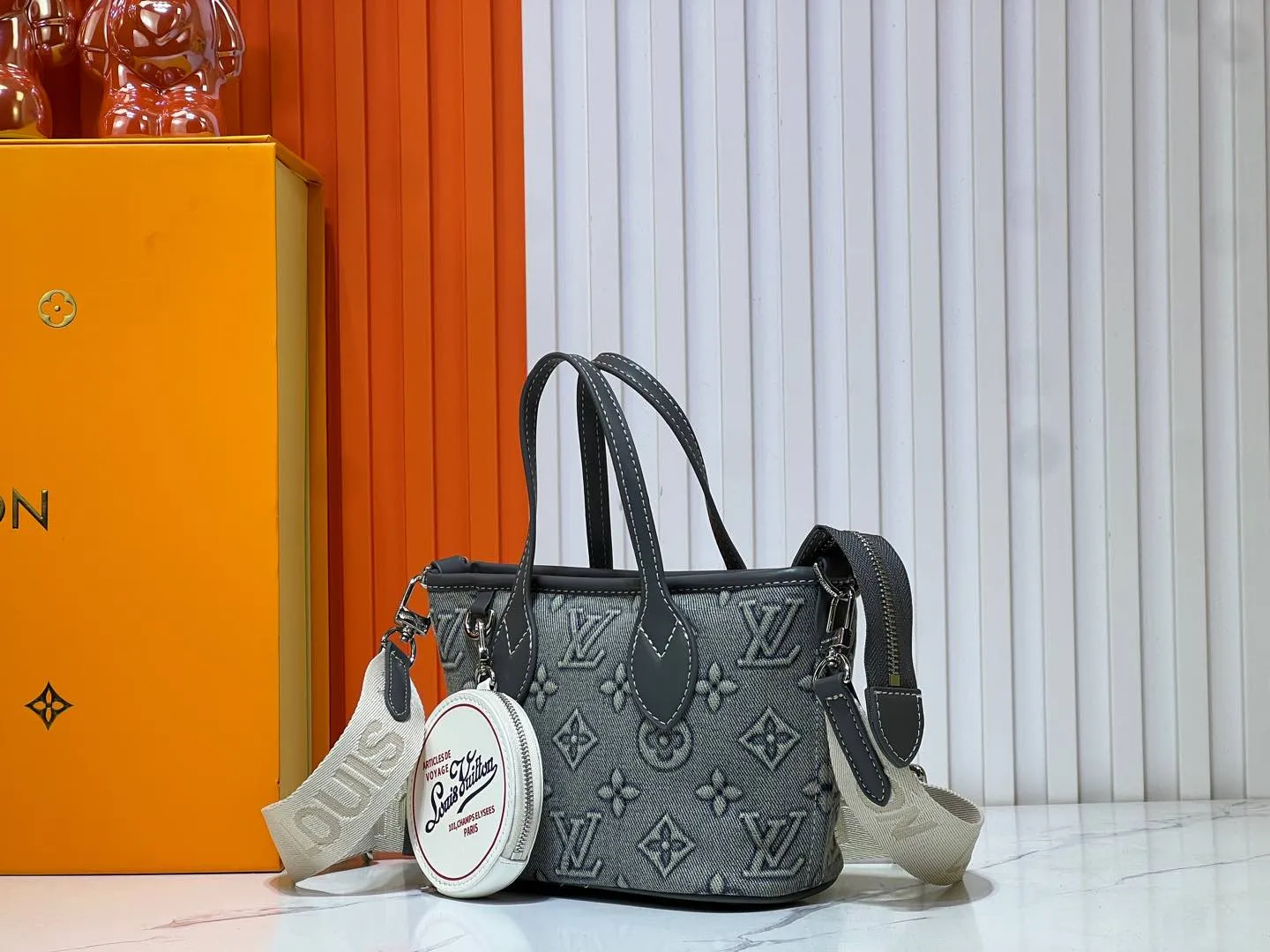 Batch 280💰M46705 NEVERFULL BB handbag Denim embossed Neverfull classic handbag, explore the exquisite details inside the bag Redesigned inner bag with details inspired by the Louis Vuitton archives Pocket lined with linen fabric Removable zipper clutch with same color inner bag Natural cowhide leather trim Shiny gold hardware Handle: size 24.14.9cm