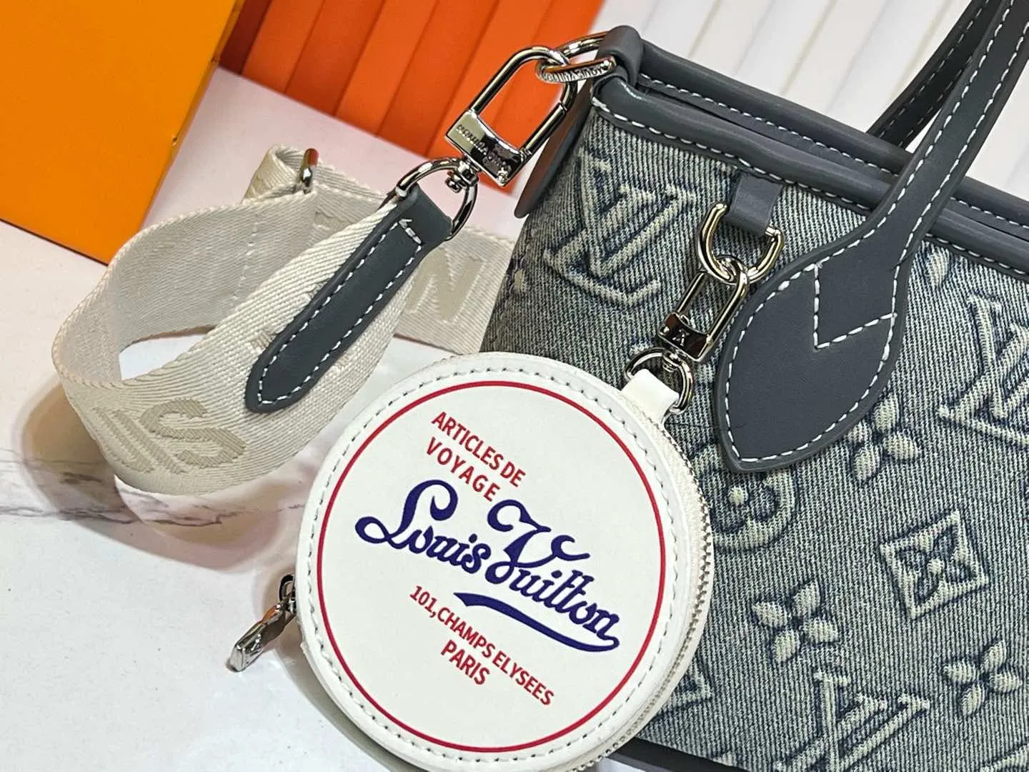 Batch 280💰M46705 NEVERFULL BB handbag Denim embossed Neverfull classic handbag, explore the exquisite details inside the bag Redesigned inner bag with details inspired by the Louis Vuitton archives Pocket lined with linen fabric Removable zipper clutch with same color inner bag Natural cowhide leather trim Shiny gold hardware Handle: size 24.14.9cm