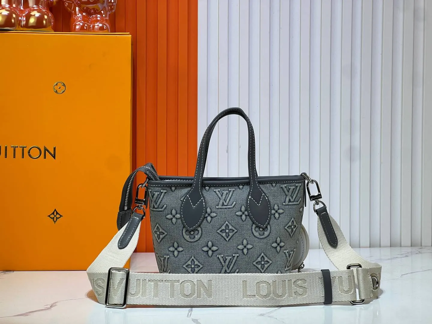 Batch 280💰M46705 NEVERFULL BB handbag Denim embossed Neverfull classic handbag, explore the exquisite details inside the bag Redesigned inner bag with details inspired by the Louis Vuitton archives Pocket lined with linen fabric Removable zipper clutch with same color inner bag Natural cowhide leather trim Shiny gold hardware Handle: size 24.14.9cm