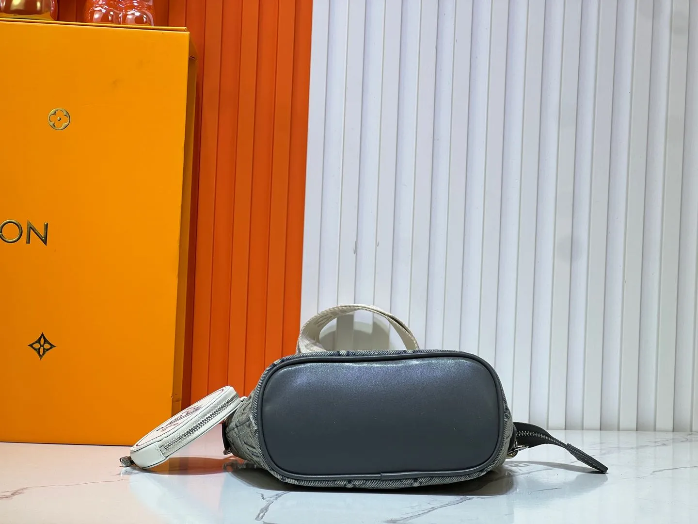 Batch 280💰M46705 NEVERFULL BB handbag Denim embossed Neverfull classic handbag, explore the exquisite details inside the bag Redesigned inner bag with details inspired by the Louis Vuitton archives Pocket lined with linen fabric Removable zipper clutch with same color inner bag Natural cowhide leather trim Shiny gold hardware Handle: size 24.14.9cm