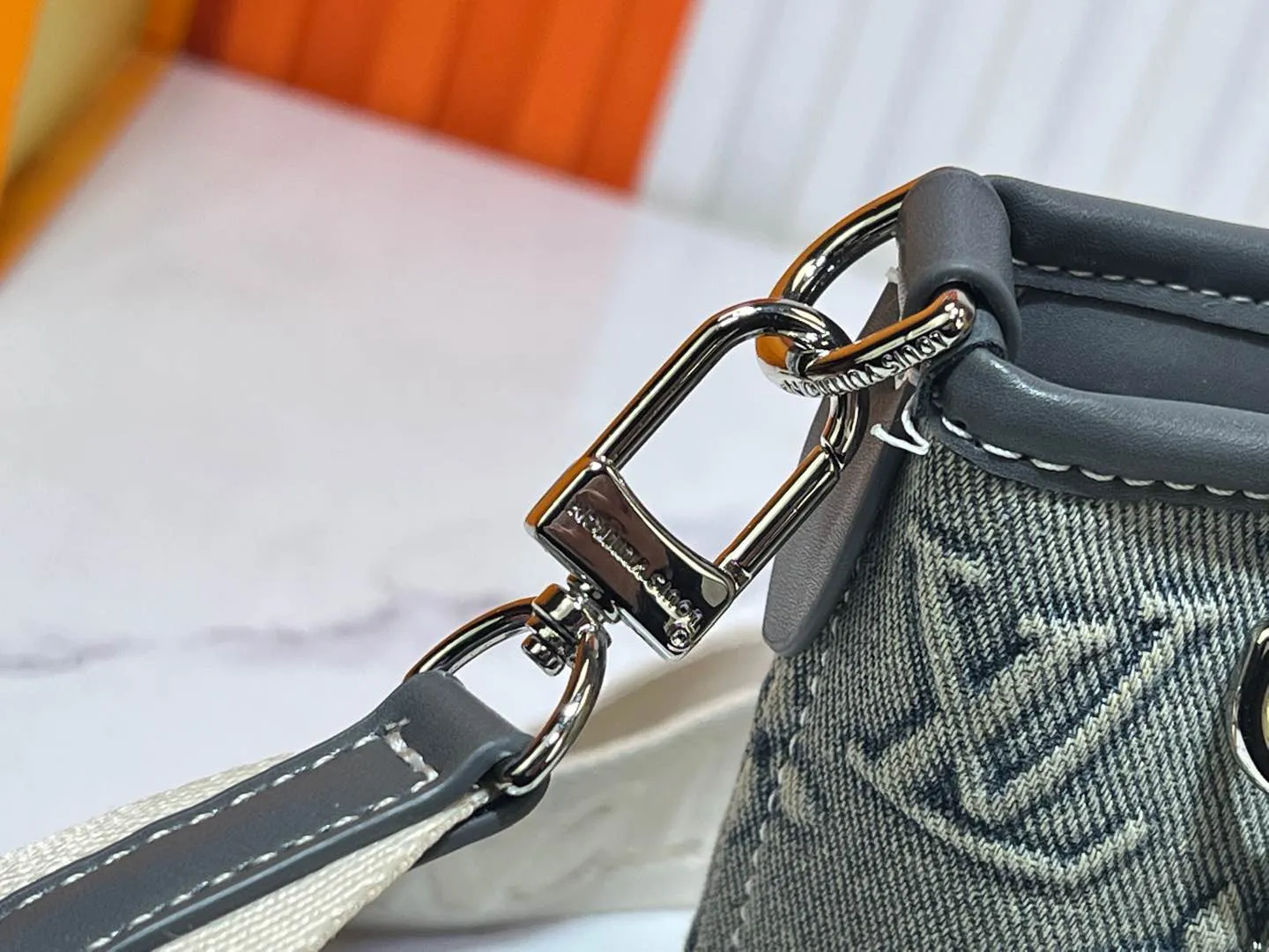 Batch 280💰M46705 NEVERFULL BB handbag Denim embossed Neverfull classic handbag, explore the exquisite details inside the bag Redesigned inner bag with details inspired by the Louis Vuitton archives Pocket lined with linen fabric Removable zipper clutch with same color inner bag Natural cowhide leather trim Shiny gold hardware Handle: size 24.14.9cm