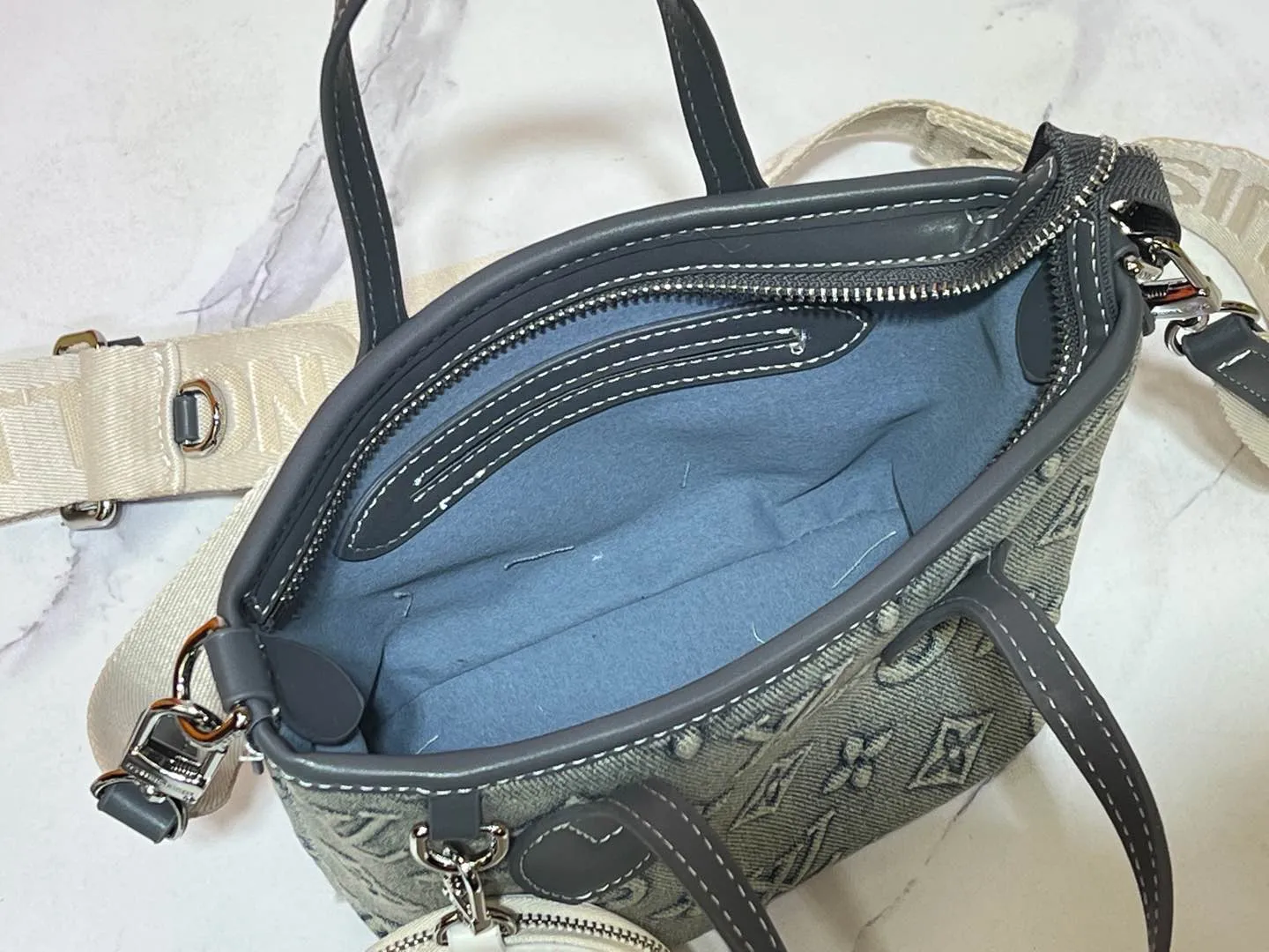 Batch 280💰M46705 NEVERFULL BB handbag Denim embossed Neverfull classic handbag, explore the exquisite details inside the bag Redesigned inner bag with details inspired by the Louis Vuitton archives Pocket lined with linen fabric Removable zipper clutch with same color inner bag Natural cowhide leather trim Shiny gold hardware Handle: size 24.14.9cm