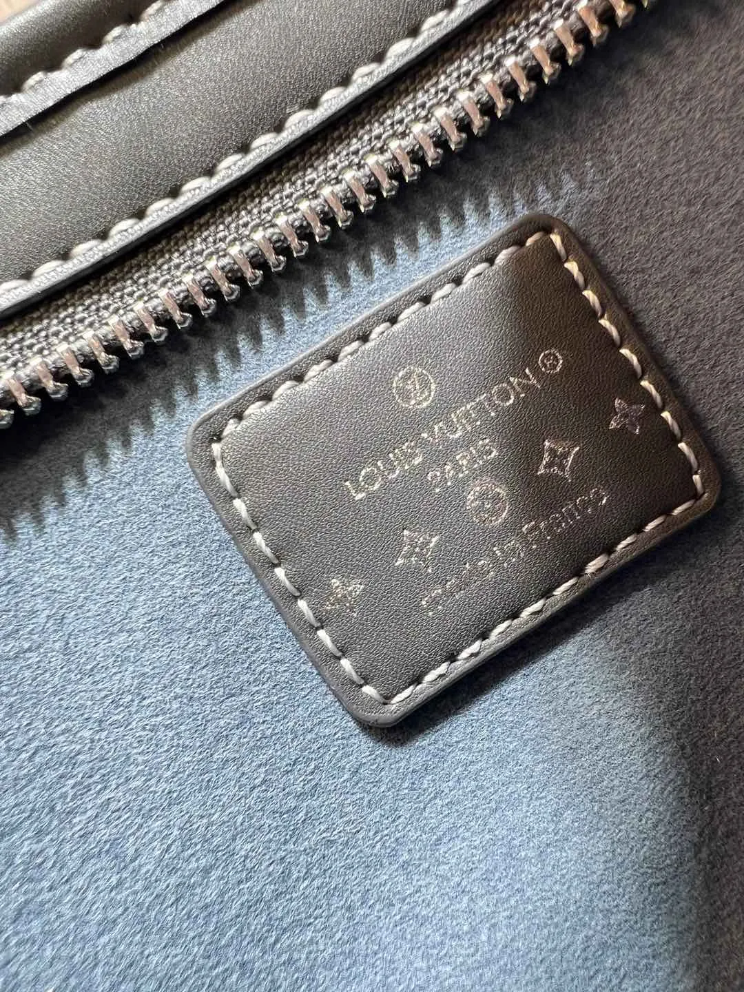 Batch 280💰M46705 NEVERFULL BB handbag Denim embossed Neverfull classic handbag, explore the exquisite details inside the bag Redesigned inner bag with details inspired by the Louis Vuitton archives Pocket lined with linen fabric Removable zipper clutch with same color inner bag Natural cowhide leather trim Shiny gold hardware Handle: size 24.14.9cm