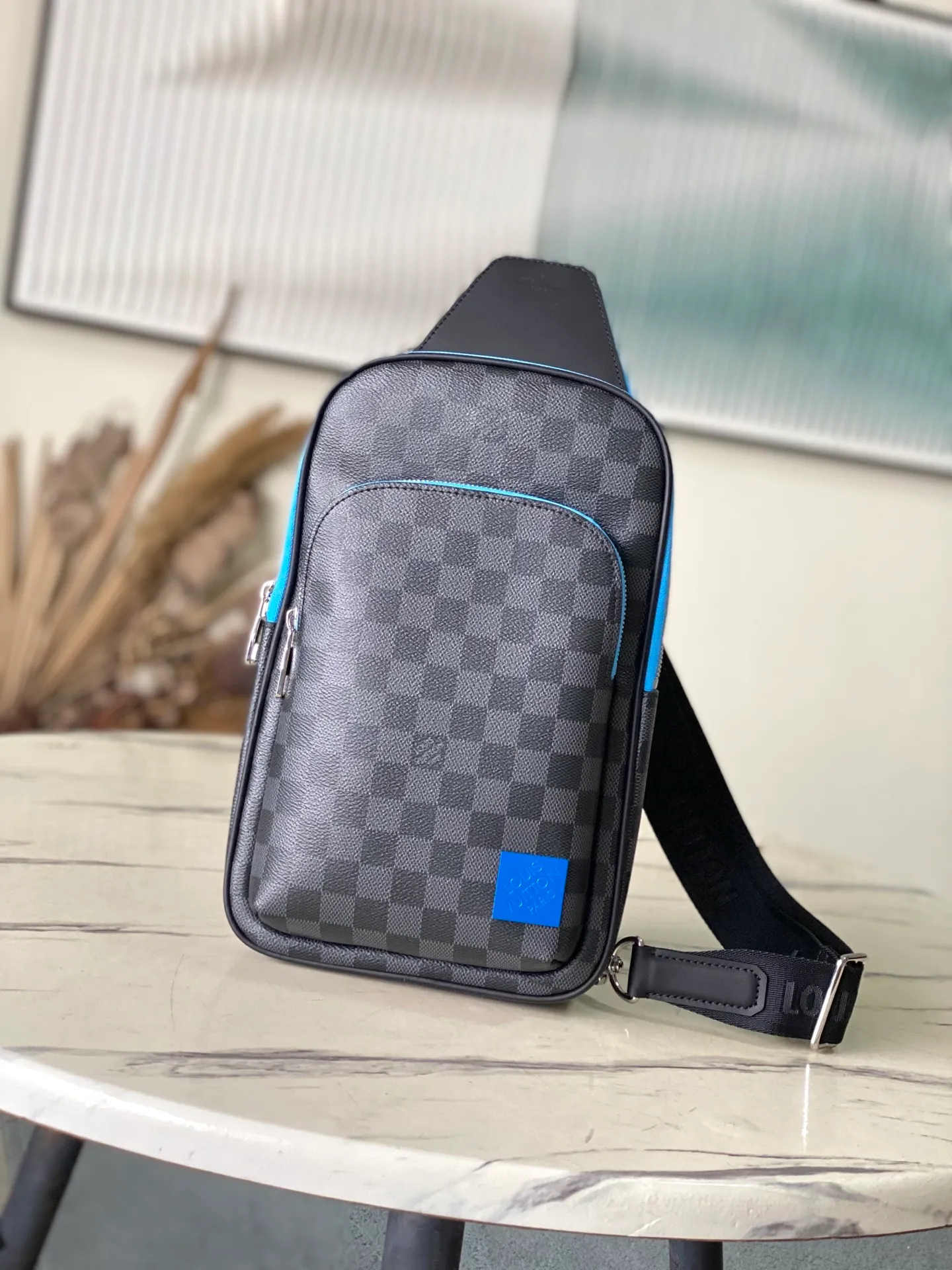 💰880 Top Original Order N00086 Black Check Blue Label Men's Bag Chest Bag Shoulder Bag AVENUE Hr Shoulder Bag The Avenue shoulder bag made of Damier Graphite canvas is the perfect companion for urban life: small and fashionable, showing a casual and uninhibited attitude. "Smart" shoulder strap design, suitable for carrying on the left or right shoulder. Styling design to improve carrying comfort; double zipper opening and closing design to ensure safe placement of valuables. Dimensions: 20 x 31 x 10cm.