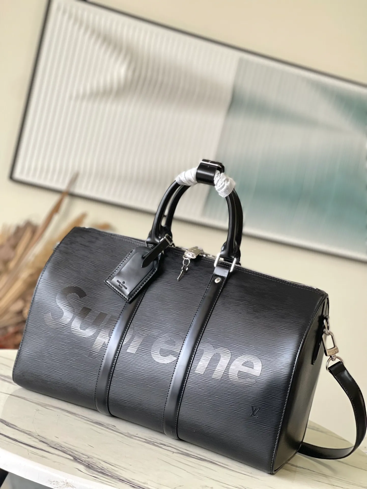 💰1500 (top layer leather) top original order M41418 black Since 1930, the Keepall series of bags has accompanied generations of travelers traveling around the world. Featuring multiple comfortable leather handles, a strap for casual cross-body wear and a shiny padlock, this updated travel bag is the perfect companion for short trips. Dimensions 45.0 x 27.0 x 20.0 cm (length x height x width)