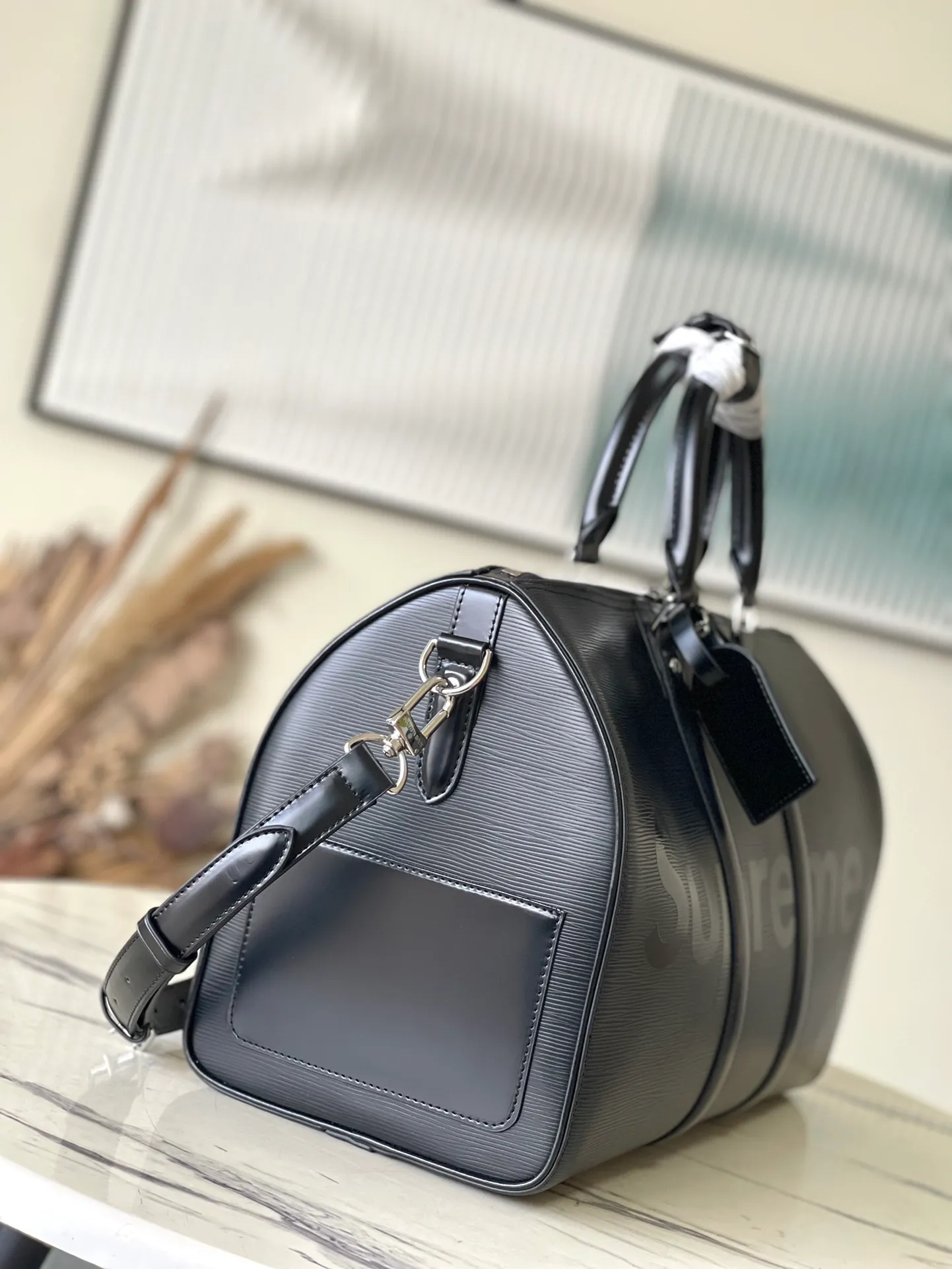 💰1500 (top layer leather) top original order M41418 black Since 1930, the Keepall series of bags has accompanied generations of travelers traveling around the world. Featuring multiple comfortable leather handles, a strap for casual cross-body wear and a shiny padlock, this updated travel bag is the perfect companion for short trips. Dimensions 45.0 x 27.0 x 20.0 cm (length x height x width)