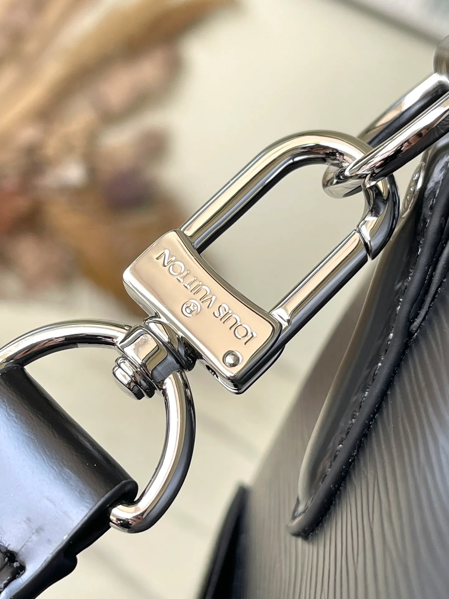 💰1500 (top layer leather) top original order M41418 black Since 1930, the Keepall series of bags has accompanied generations of travelers traveling around the world. Featuring multiple comfortable leather handles, a strap for casual cross-body wear and a shiny padlock, this updated travel bag is the perfect companion for short trips. Dimensions 45.0 x 27.0 x 20.0 cm (length x height x width)