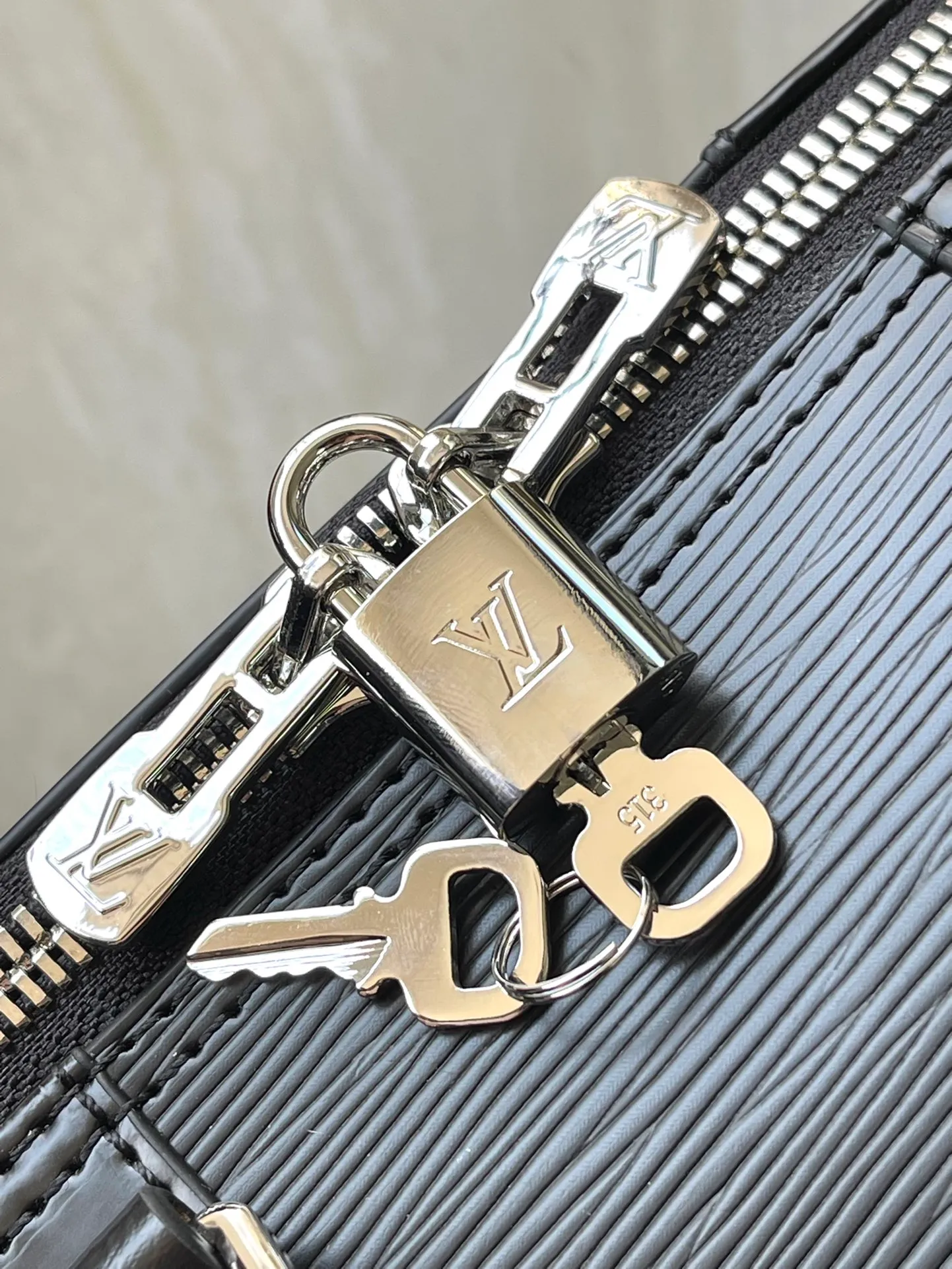 💰1500 (top layer leather) top original order M41418 black Since 1930, the Keepall series of bags has accompanied generations of travelers traveling around the world. Featuring multiple comfortable leather handles, a strap for casual cross-body wear and a shiny padlock, this updated travel bag is the perfect companion for short trips. Dimensions 45.0 x 27.0 x 20.0 cm (length x height x width)