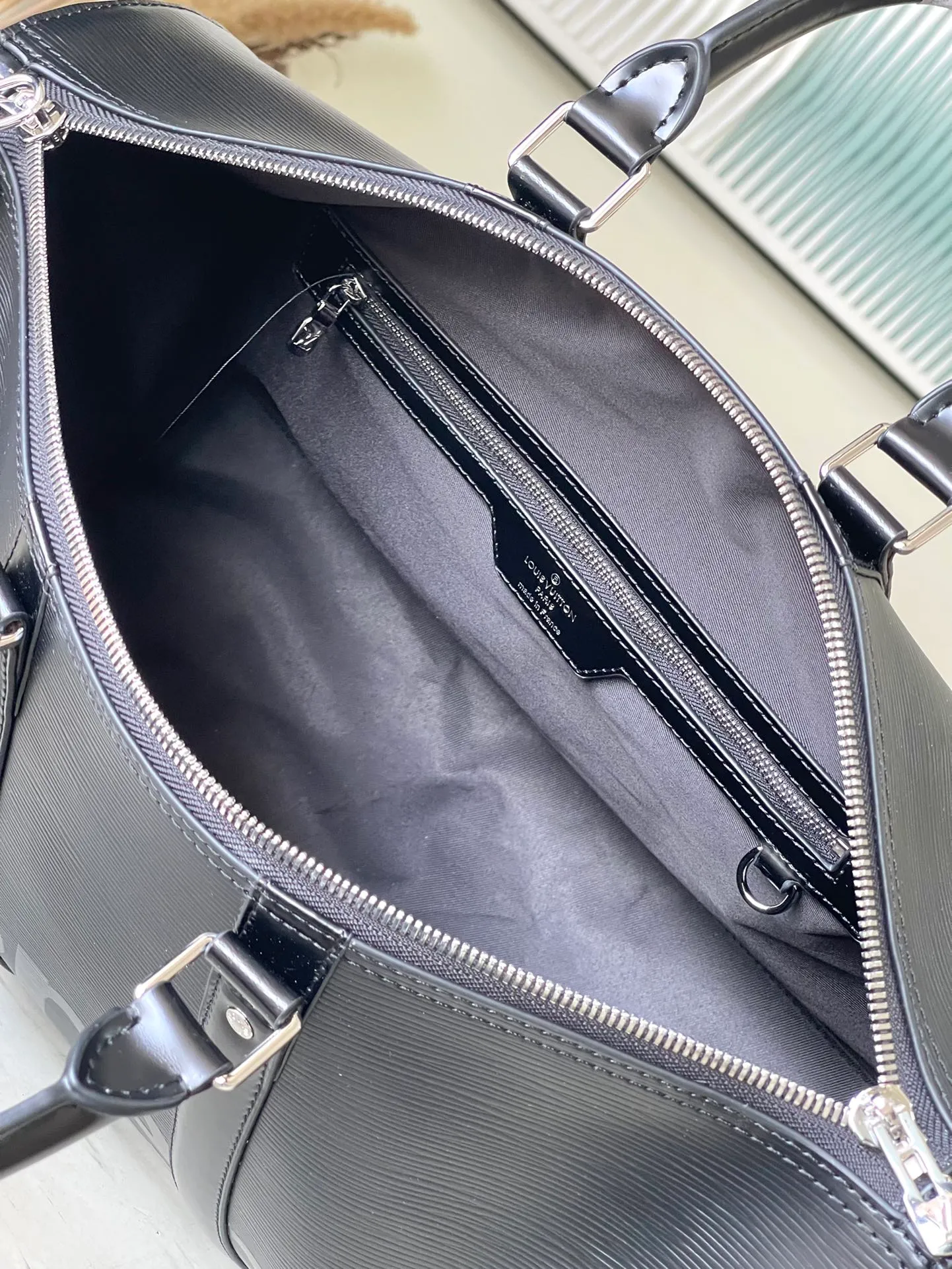 💰1500 (top layer leather) top original order M41418 black Since 1930, the Keepall series of bags has accompanied generations of travelers traveling around the world. Featuring multiple comfortable leather handles, a strap for casual cross-body wear and a shiny padlock, this updated travel bag is the perfect companion for short trips. Dimensions 45.0 x 27.0 x 20.0 cm (length x height x width)