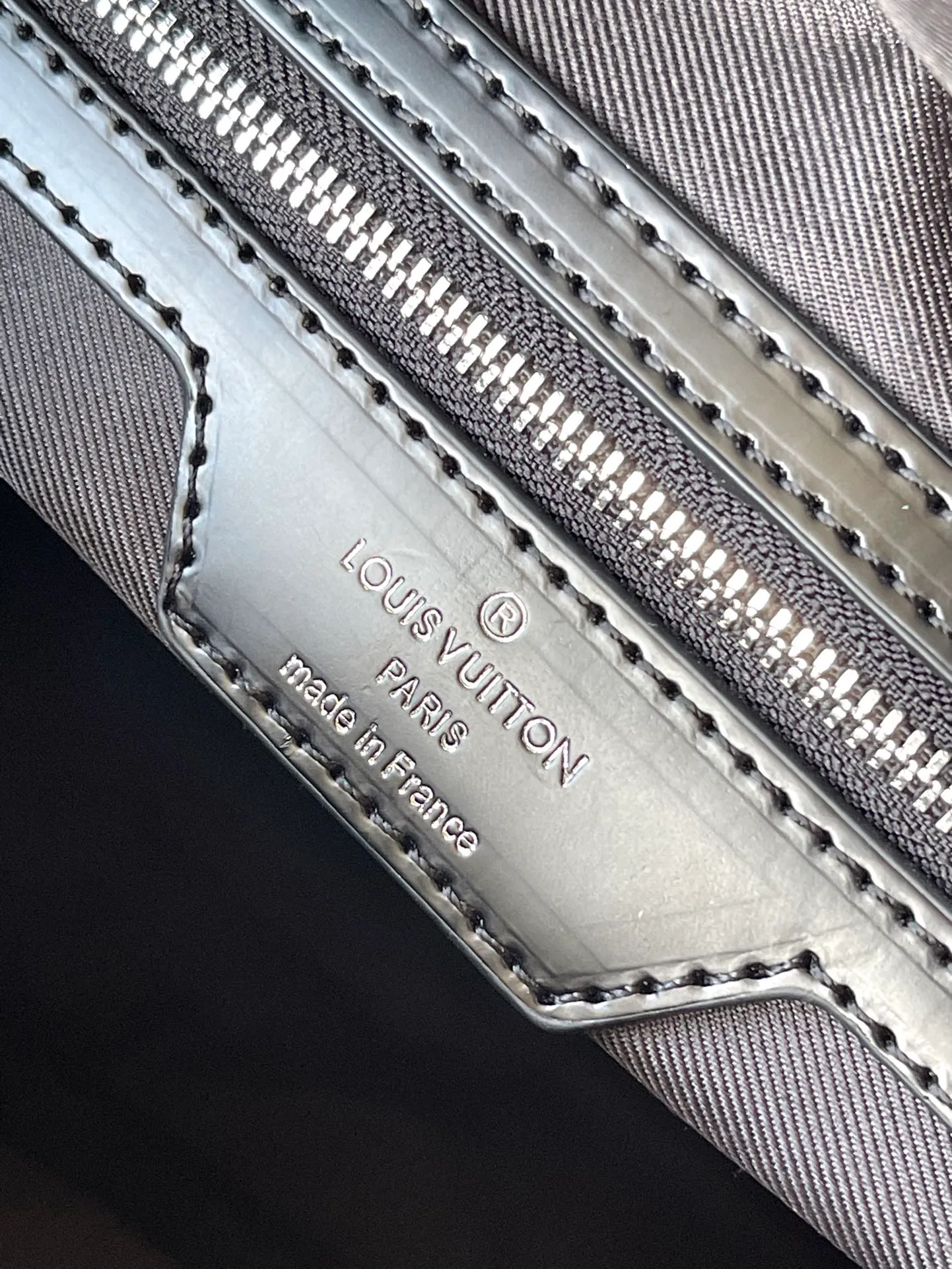 💰1500 (top layer leather) top original order M41418 black Since 1930, the Keepall series of bags has accompanied generations of travelers traveling around the world. Featuring multiple comfortable leather handles, a strap for casual cross-body wear and a shiny padlock, this updated travel bag is the perfect companion for short trips. Dimensions 45.0 x 27.0 x 20.0 cm (length x height x width)