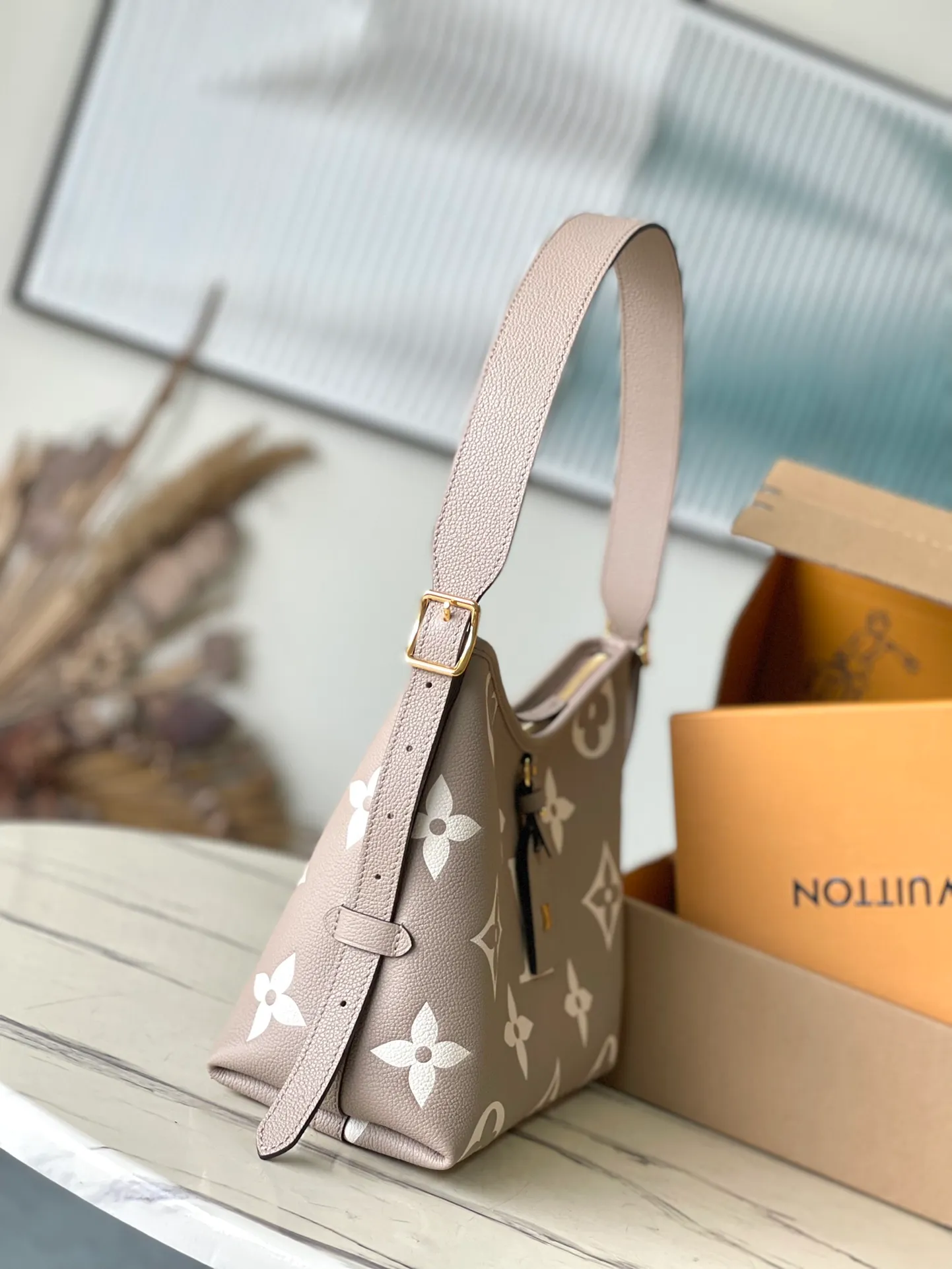 💰1180 (top layer leather) Top quality original M47180 This small CarryAll handbag is made of Monogram Empreinte embossed leather, which has a soft texture that fits the body shape. The sophisticated interior features a detachable zippered pocket, which can be safely opened and closed for daily use. Adjustable shoulder strap allows for hand, shoulder and cross-body wear options. Dimensions: 29.5 × 24 × 12 cm