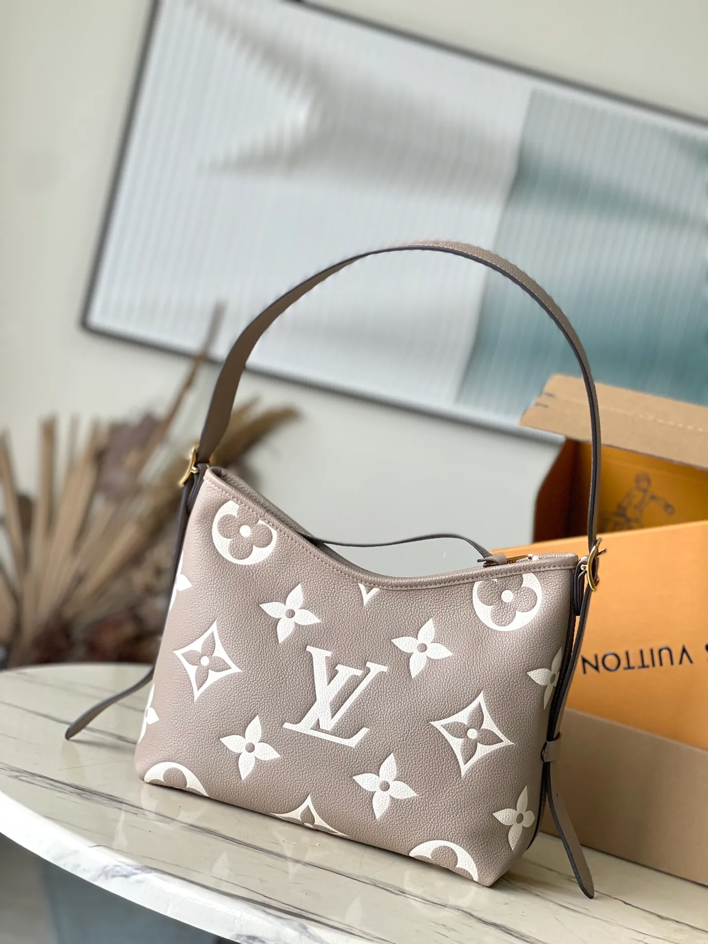 💰1180 (top layer leather) Top quality original M47180 This small CarryAll handbag is made of Monogram Empreinte embossed leather, which has a soft texture that fits the body shape. The sophisticated interior features a detachable zippered pocket, which can be safely opened and closed for daily use. Adjustable shoulder strap allows for hand, shoulder and cross-body wear options. Dimensions: 29.5 × 24 × 12 cm