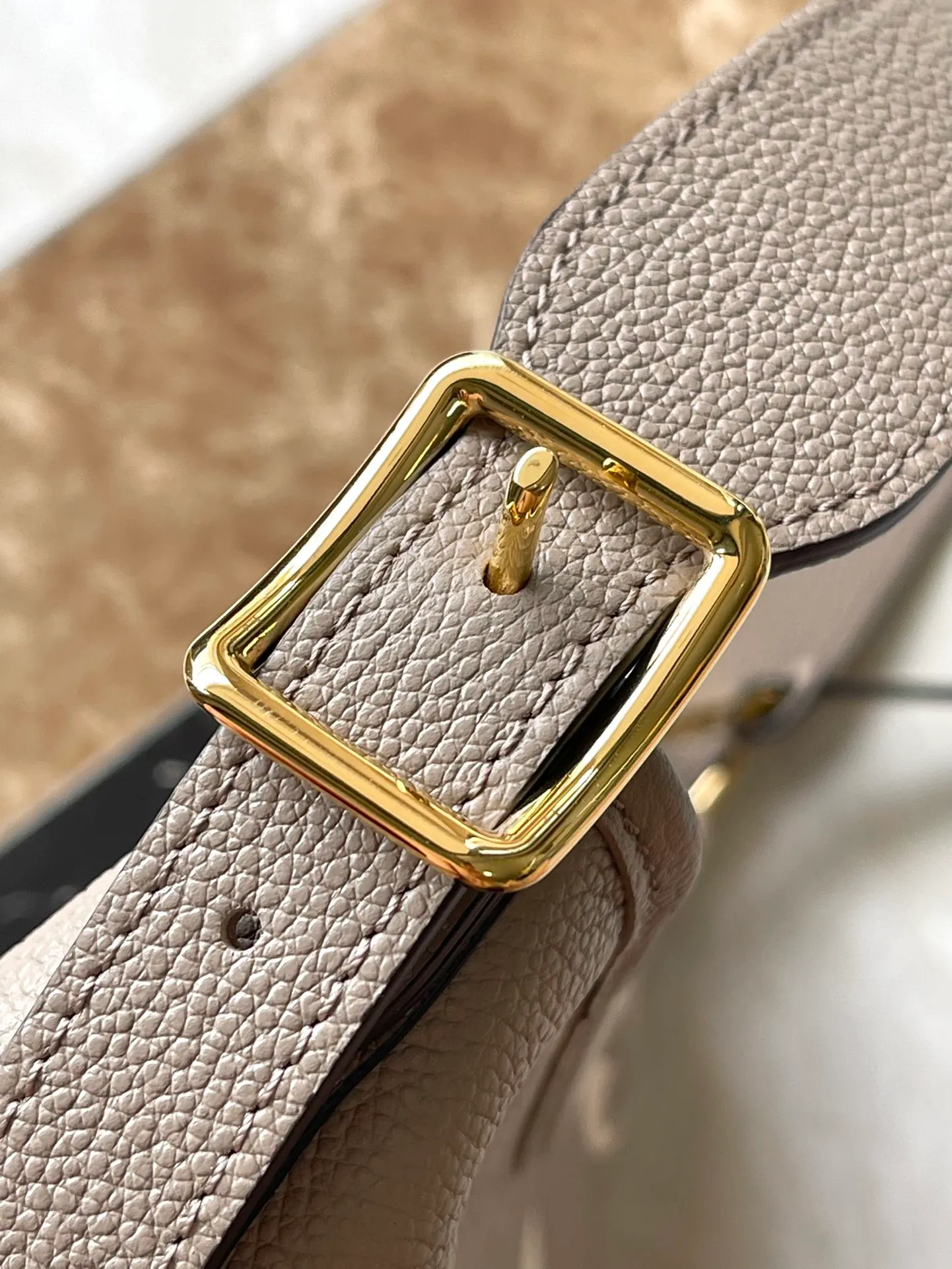 💰1180 (top layer leather) Top quality original M47180 This small CarryAll handbag is made of Monogram Empreinte embossed leather, which has a soft texture that fits the body shape. The sophisticated interior features a detachable zippered pocket, which can be safely opened and closed for daily use. Adjustable shoulder strap allows for hand, shoulder and cross-body wear options. Dimensions: 29.5 × 24 × 12 cm
