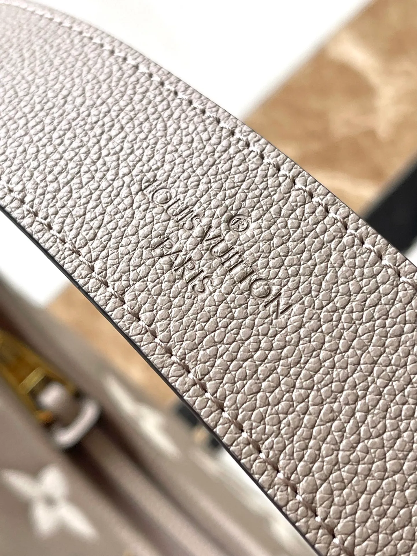 💰1180 (top layer leather) Top quality original M47180 This small CarryAll handbag is made of Monogram Empreinte embossed leather, which has a soft texture that fits the body shape. The sophisticated interior features a detachable zippered pocket, which can be safely opened and closed for daily use. Adjustable shoulder strap allows for hand, shoulder and cross-body wear options. Dimensions: 29.5 × 24 × 12 cm