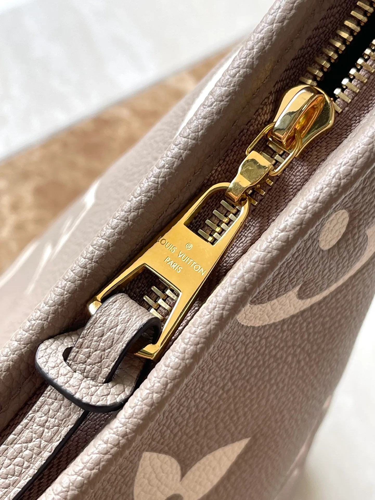 💰1180 (top layer leather) Top quality original M47180 This small CarryAll handbag is made of Monogram Empreinte embossed leather, which has a soft texture that fits the body shape. The sophisticated interior features a detachable zippered pocket, which can be safely opened and closed for daily use. Adjustable shoulder strap allows for hand, shoulder and cross-body wear options. Dimensions: 29.5 × 24 × 12 cm