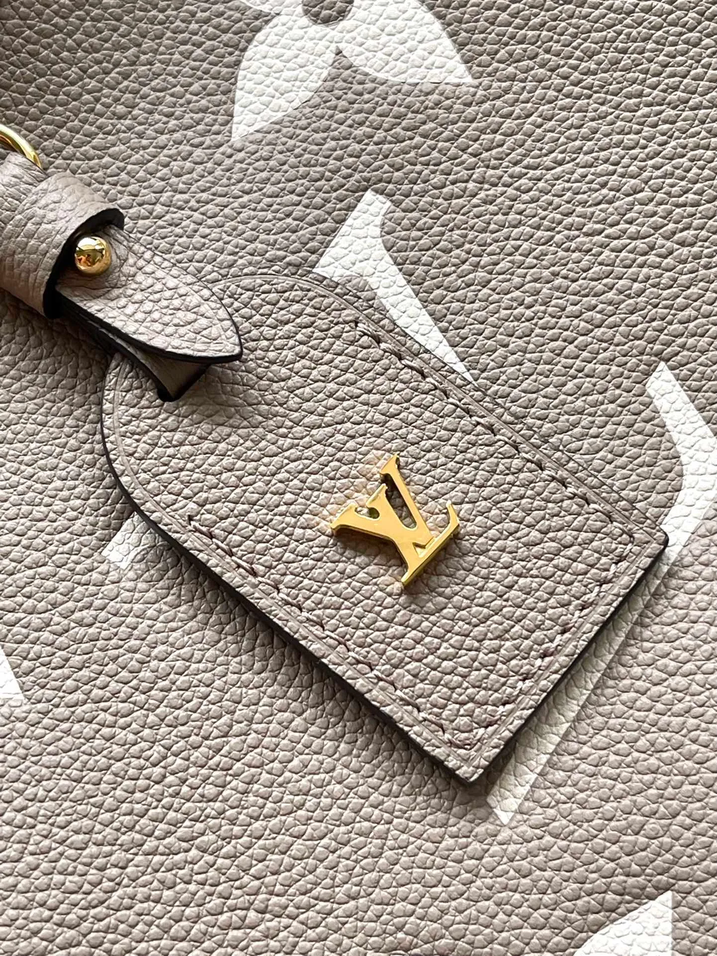 💰1180 (top layer leather) Top quality original M47180 This small CarryAll handbag is made of Monogram Empreinte embossed leather, which has a soft texture that fits the body shape. The sophisticated interior features a detachable zippered pocket, which can be safely opened and closed for daily use. Adjustable shoulder strap allows for hand, shoulder and cross-body wear options. Dimensions: 29.5 × 24 × 12 cm