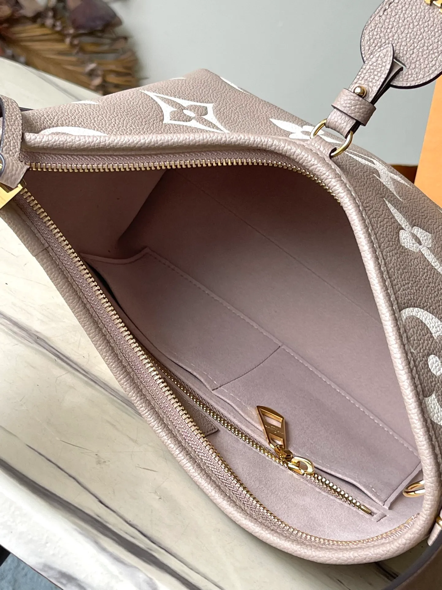 💰1180 (top layer leather) Top quality original M47180 This small CarryAll handbag is made of Monogram Empreinte embossed leather, which has a soft texture that fits the body shape. The sophisticated interior features a detachable zippered pocket, which can be safely opened and closed for daily use. Adjustable shoulder strap allows for hand, shoulder and cross-body wear options. Dimensions: 29.5 × 24 × 12 cm