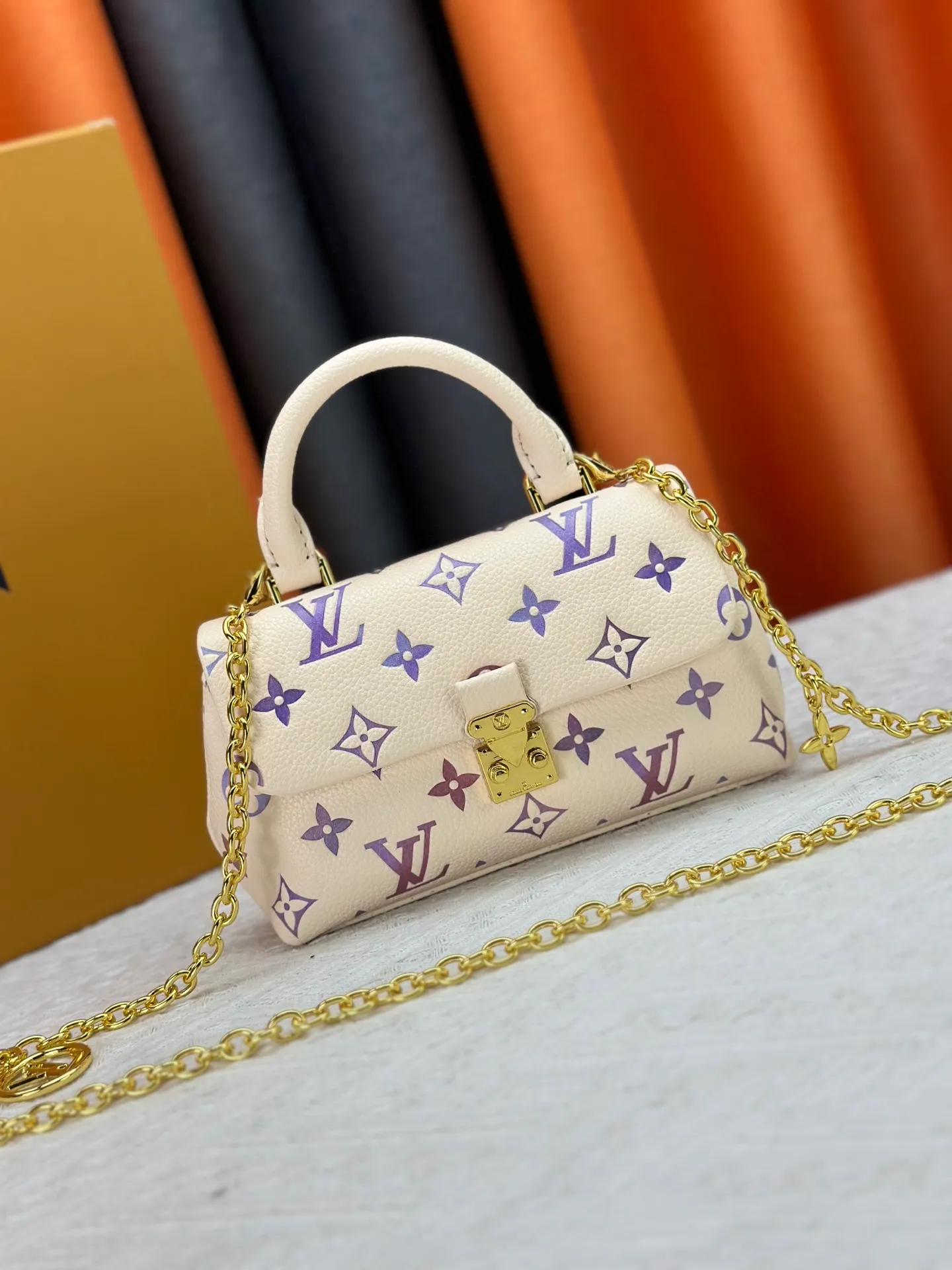 P220 upgrades the original M13796 M12145 M12144 M12211. This Nano Madeleine is made of Monogram Empreinte leather and returns for the new season in elegant two-tone colors. The neat inner layer includes patch pockets and card slots, adding functional design to the compact design. Yingze S-Lock buckle and detachable chain strap mark the brand identity. Dimensions: 21.0 x 12.5 x 6.0 cm (length x height x width)