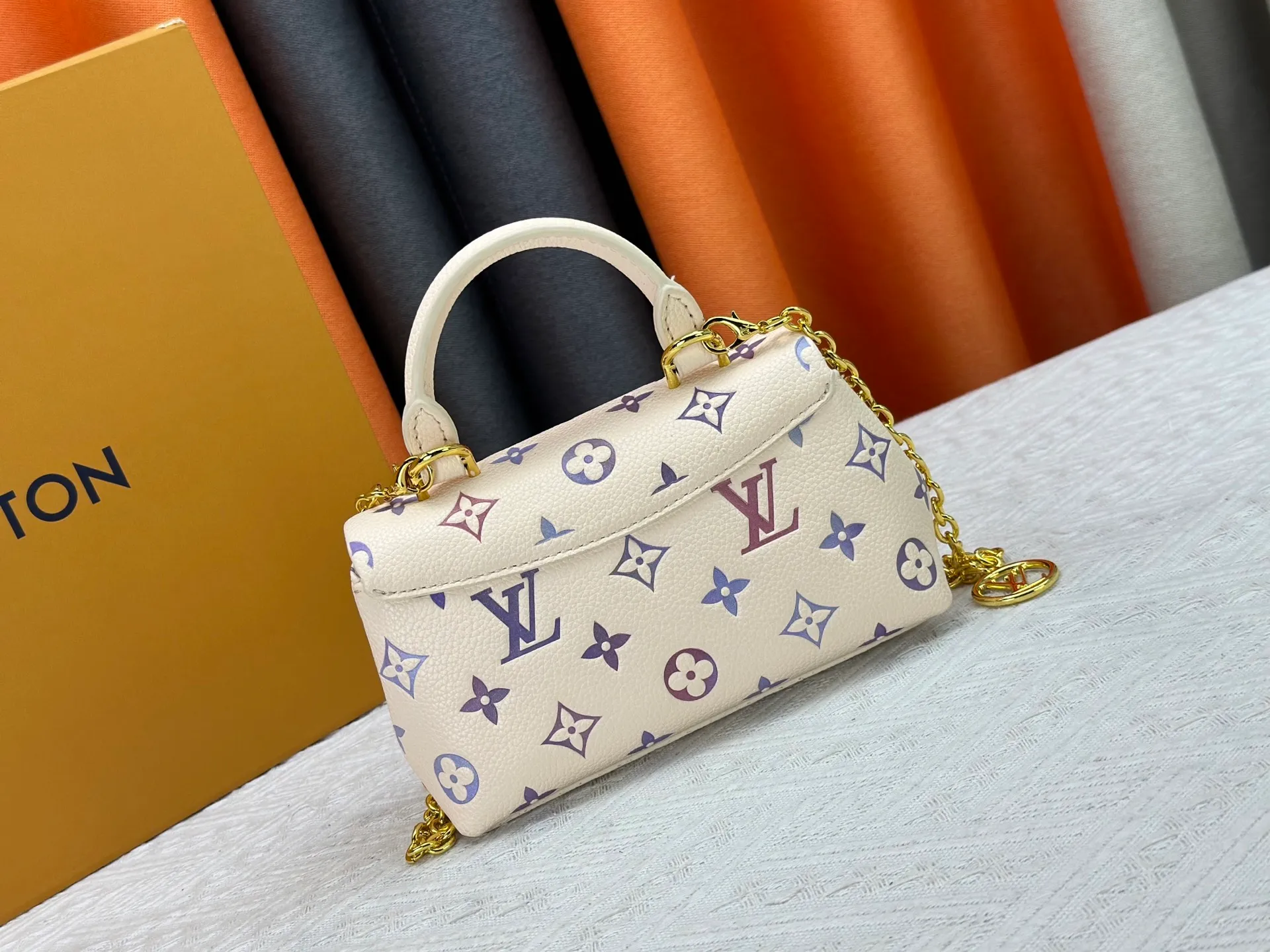 P220 upgrades the original M13796 M12145 M12144 M12211. This Nano Madeleine is made of Monogram Empreinte leather and returns for the new season in elegant two-tone colors. The neat inner layer includes patch pockets and card slots, adding functional design to the compact design. Yingze S-Lock buckle and detachable chain strap mark the brand identity. Dimensions: 21.0 x 12.5 x 6.0 cm (length x height x width)