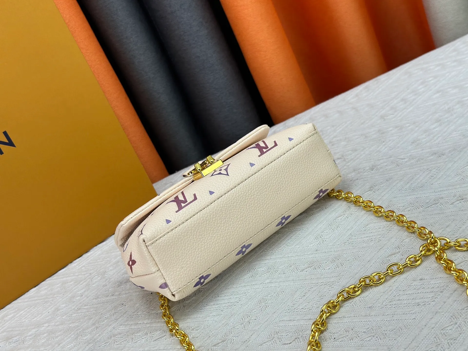 P220 upgrades the original M13796 M12145 M12144 M12211. This Nano Madeleine is made of Monogram Empreinte leather and returns for the new season in elegant two-tone colors. The neat inner layer includes patch pockets and card slots, adding functional design to the compact design. Yingze S-Lock buckle and detachable chain strap mark the brand identity. Dimensions: 21.0 x 12.5 x 6.0 cm (length x height x width)