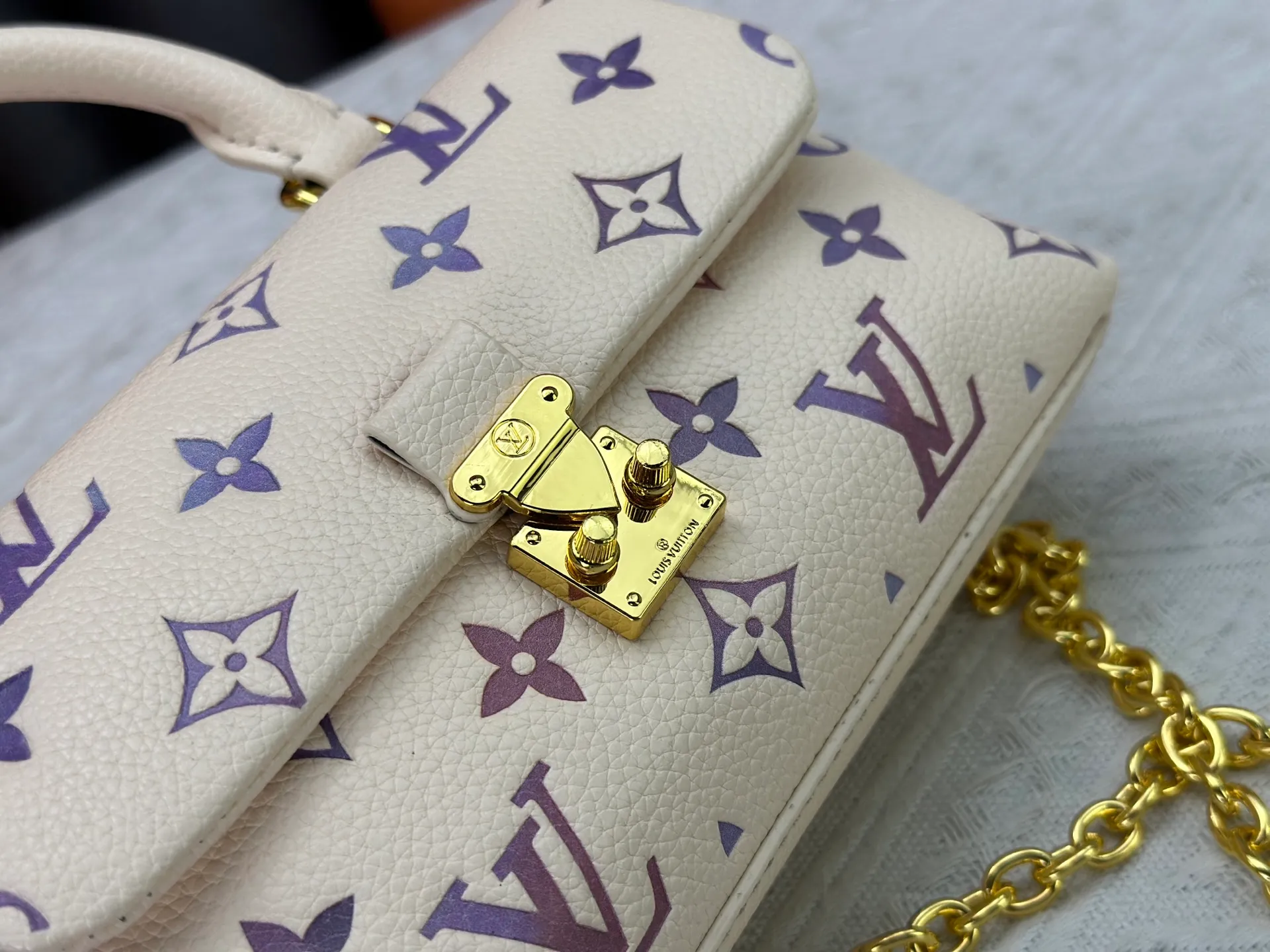 P220 upgrades the original M13796 M12145 M12144 M12211. This Nano Madeleine is made of Monogram Empreinte leather and returns for the new season in elegant two-tone colors. The neat inner layer includes patch pockets and card slots, adding functional design to the compact design. Yingze S-Lock buckle and detachable chain strap mark the brand identity. Dimensions: 21.0 x 12.5 x 6.0 cm (length x height x width)