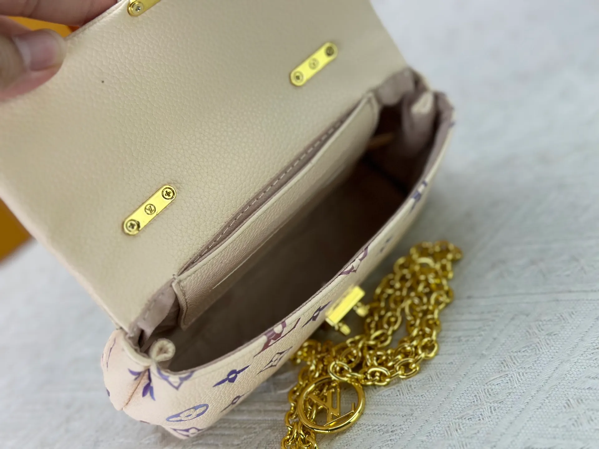 P220 upgrades the original M13796 M12145 M12144 M12211. This Nano Madeleine is made of Monogram Empreinte leather and returns for the new season in elegant two-tone colors. The neat inner layer includes patch pockets and card slots, adding functional design to the compact design. Yingze S-Lock buckle and detachable chain strap mark the brand identity. Dimensions: 21.0 x 12.5 x 6.0 cm (length x height x width)