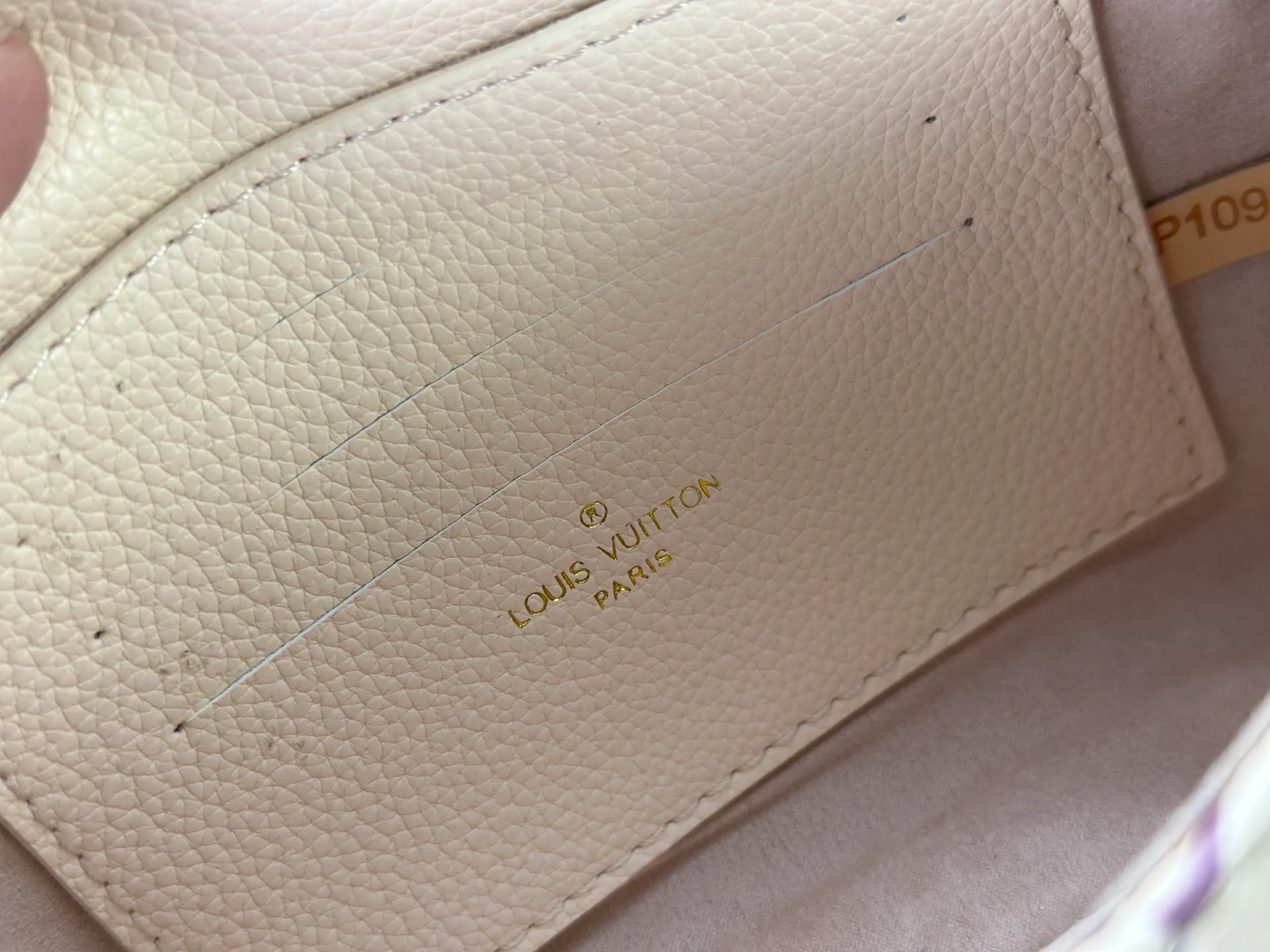 P220 upgrades the original M13796 M12145 M12144 M12211. This Nano Madeleine is made of Monogram Empreinte leather and returns for the new season in elegant two-tone colors. The neat inner layer includes patch pockets and card slots, adding functional design to the compact design. Yingze S-Lock buckle and detachable chain strap mark the brand identity. Dimensions: 21.0 x 12.5 x 6.0 cm (length x height x width)