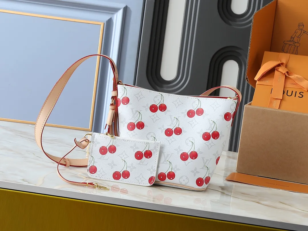 💰220💰Upgraded from the original M12925 M12926 M13480 M13044 M14356 M13045 M13089 This All In BB handbag is made of Monogram cow leather with shiny metal parts, and the iconic padlock and nameplate highlight the classic style. The adjustable shoulder strap continues the brand's trunk-making heritage, and the leather shoulder strap adds cross-body and shoulder carry options. The foldable design enables the silhouette to be retracted and retracted freely, providing ample space for daily use. 16.0 x 18.0 x 12.0 cm (length x height x width)