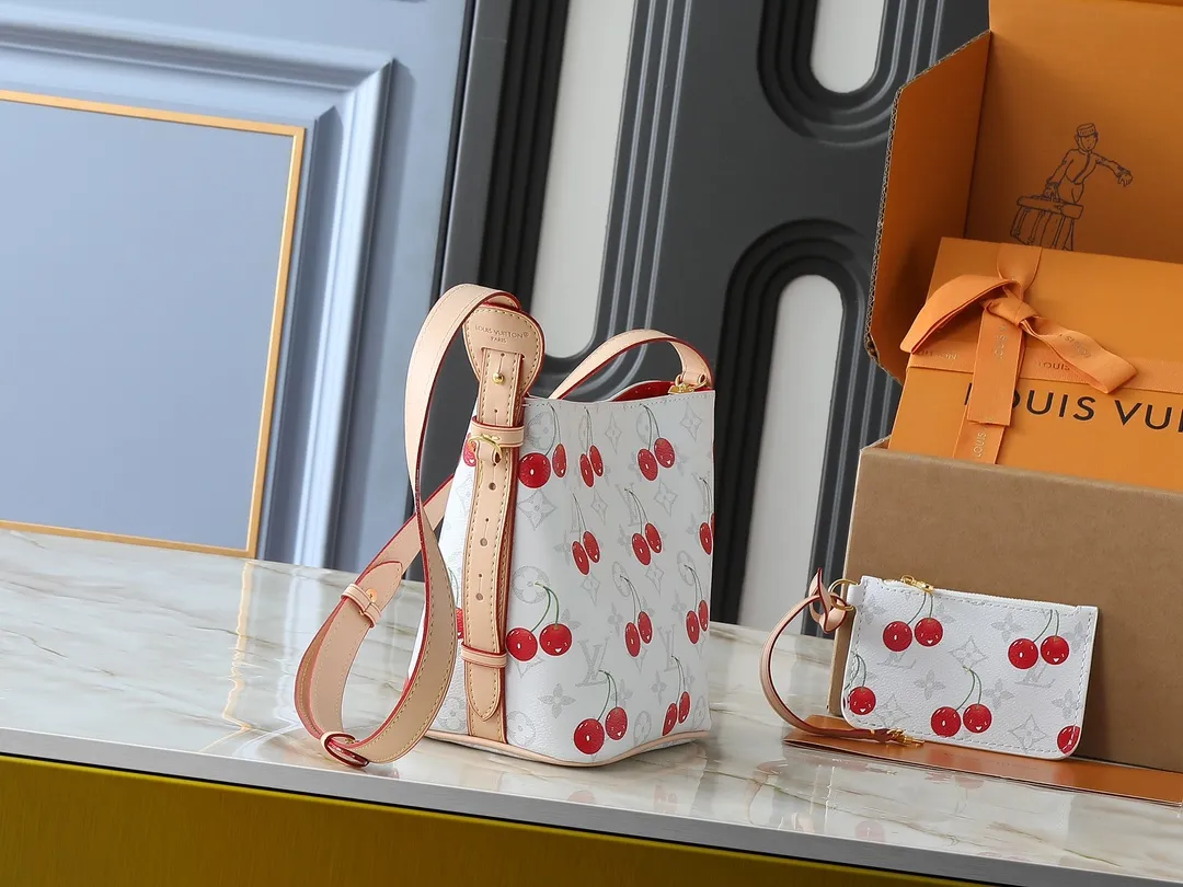 💰220💰Upgraded from the original M12925 M12926 M13480 M13044 M14356 M13045 M13089 This All In BB handbag is made of Monogram cow leather with shiny metal parts, and the iconic padlock and nameplate highlight the classic style. The adjustable shoulder strap continues the brand's trunk-making heritage, and the leather shoulder strap adds cross-body and shoulder carry options. The foldable design enables the silhouette to be retracted and retracted freely, providing ample space for daily use. 16.0 x 18.0 x 12.0 cm (length x height x width)