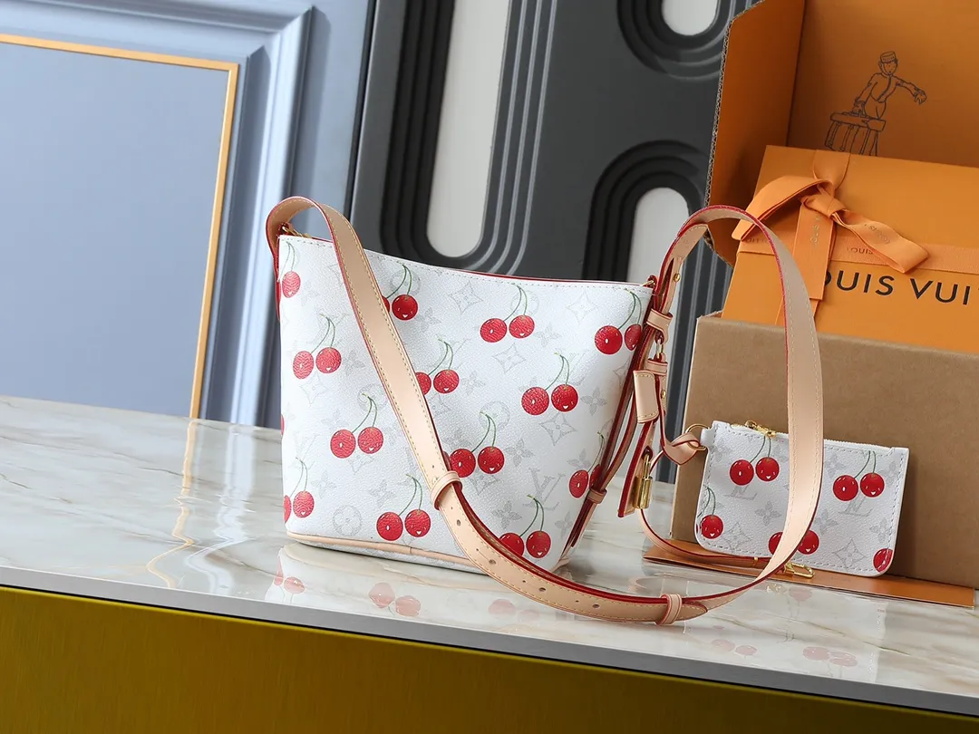 💰220💰Upgraded from the original M12925 M12926 M13480 M13044 M14356 M13045 M13089 This All In BB handbag is made of Monogram cow leather with shiny metal parts, and the iconic padlock and nameplate highlight the classic style. The adjustable shoulder strap continues the brand's trunk-making heritage, and the leather shoulder strap adds cross-body and shoulder carry options. The foldable design enables the silhouette to be retracted and retracted freely, providing ample space for daily use. 16.0 x 18.0 x 12.0 cm (length x height x width)