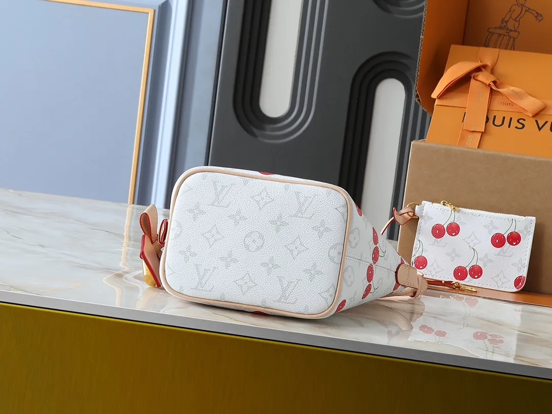 💰220💰Upgraded from the original M12925 M12926 M13480 M13044 M14356 M13045 M13089 This All In BB handbag is made of Monogram cow leather with shiny metal parts, and the iconic padlock and nameplate highlight the classic style. The adjustable shoulder strap continues the brand's trunk-making heritage, and the leather shoulder strap adds cross-body and shoulder carry options. The foldable design enables the silhouette to be retracted and retracted freely, providing ample space for daily use. 16.0 x 18.0 x 12.0 cm (length x height x width)
