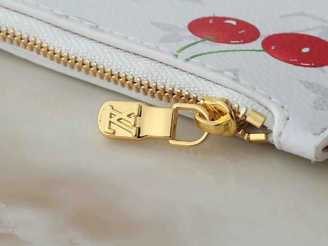 💰220💰Upgraded from the original M12925 M12926 M13480 M13044 M14356 M13045 M13089 This All In BB handbag is made of Monogram cow leather with shiny metal parts, and the iconic padlock and nameplate highlight the classic style. The adjustable shoulder strap continues the brand's trunk-making heritage, and the leather shoulder strap adds cross-body and shoulder carry options. The foldable design enables the silhouette to be retracted and retracted freely, providing ample space for daily use. 16.0 x 18.0 x 12.0 cm (length x height x width)