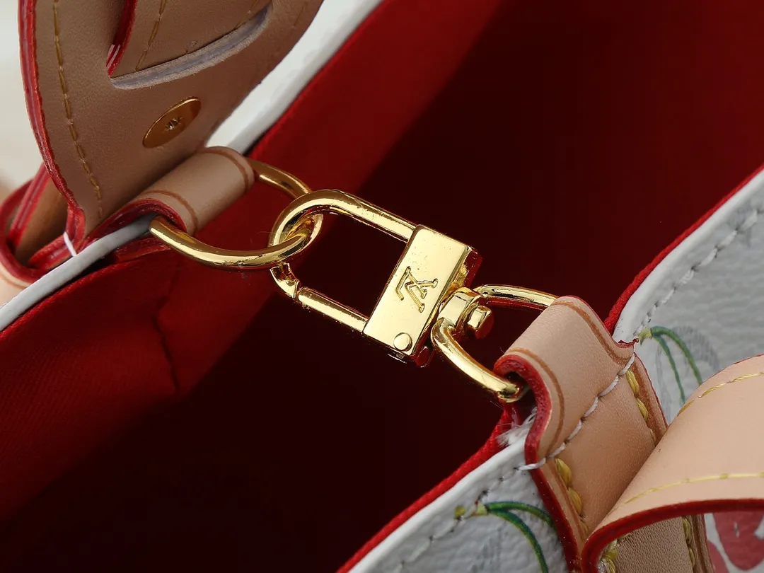 💰220💰Upgraded from the original M12925 M12926 M13480 M13044 M14356 M13045 M13089 This All In BB handbag is made of Monogram cow leather with shiny metal parts, and the iconic padlock and nameplate highlight the classic style. The adjustable shoulder strap continues the brand's trunk-making heritage, and the leather shoulder strap adds cross-body and shoulder carry options. The foldable design enables the silhouette to be retracted and retracted freely, providing ample space for daily use. 16.0 x 18.0 x 12.0 cm (length x height x width)