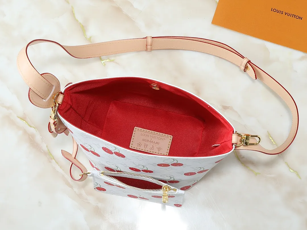 💰220💰Upgraded from the original M12925 M12926 M13480 M13044 M14356 M13045 M13089 This All In BB handbag is made of Monogram cow leather with shiny metal parts, and the iconic padlock and nameplate highlight the classic style. The adjustable shoulder strap continues the brand's trunk-making heritage, and the leather shoulder strap adds cross-body and shoulder carry options. The foldable design enables the silhouette to be retracted and retracted freely, providing ample space for daily use. 16.0 x 18.0 x 12.0 cm (length x height x width)