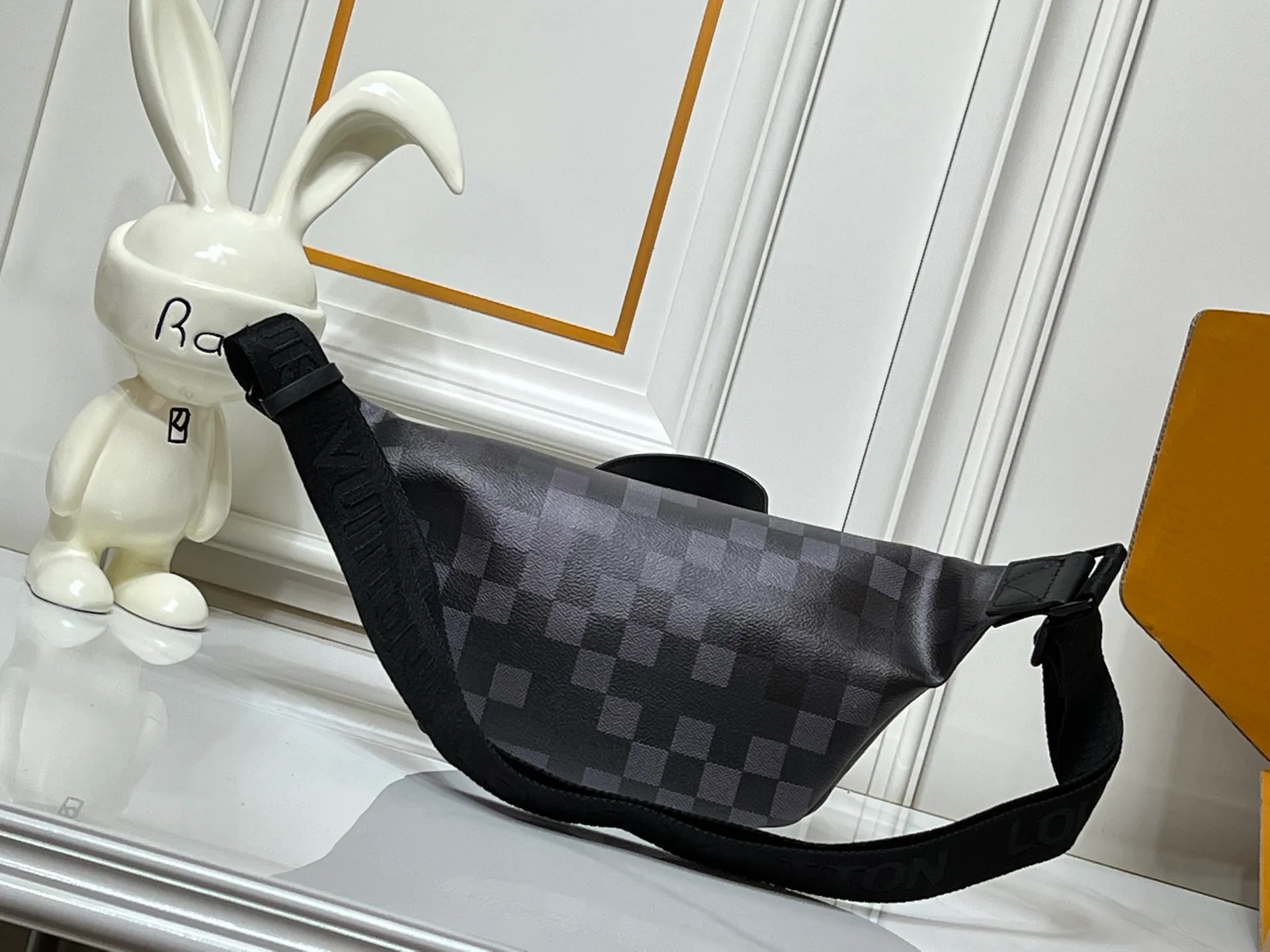Batch 220💰Upgraded from original M15271 N00205 M14920 M14019 M47085 M43644 This Rush waist bag is made of deep Monogram canvas body decorated with Damier and Monogram Reverse embroidered patches, making the unique pattern pop out. The adjustable shoulder strap enables you to switch between waist, shoulder or cross-body wear. Dimensions: 30.0 x 15.0 x 8.0 cm (length x height x width)