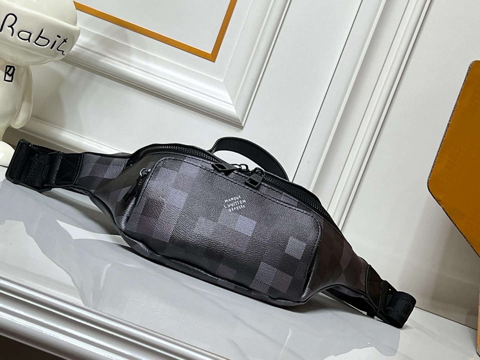 Batch 220💰Upgraded from original M15271 N00205 M14920 M14019 M47085 M43644 This Rush waist bag is made of deep Monogram canvas body decorated with Damier and Monogram Reverse embroidered patches, making the unique pattern pop out. The adjustable shoulder strap enables you to switch between waist, shoulder or cross-body wear. Dimensions: 30.0 x 15.0 x 8.0 cm (length x height x width)