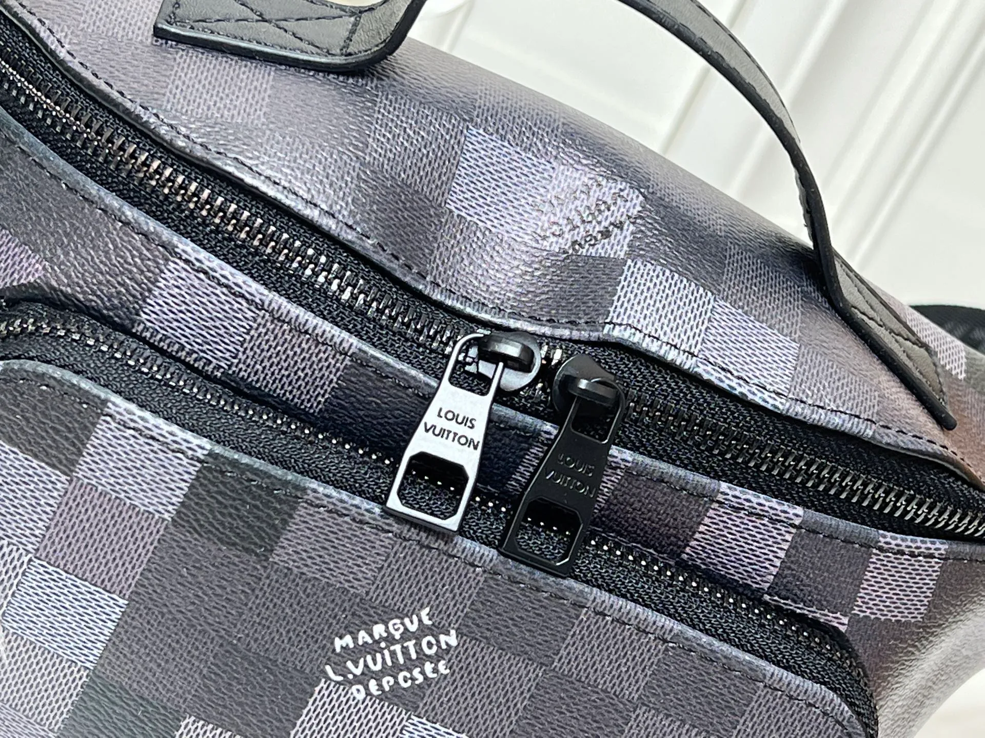 Batch 220💰Upgraded from original M15271 N00205 M14920 M14019 M47085 M43644 This Rush waist bag is made of deep Monogram canvas body decorated with Damier and Monogram Reverse embroidered patches, making the unique pattern pop out. The adjustable shoulder strap enables you to switch between waist, shoulder or cross-body wear. Dimensions: 30.0 x 15.0 x 8.0 cm (length x height x width)