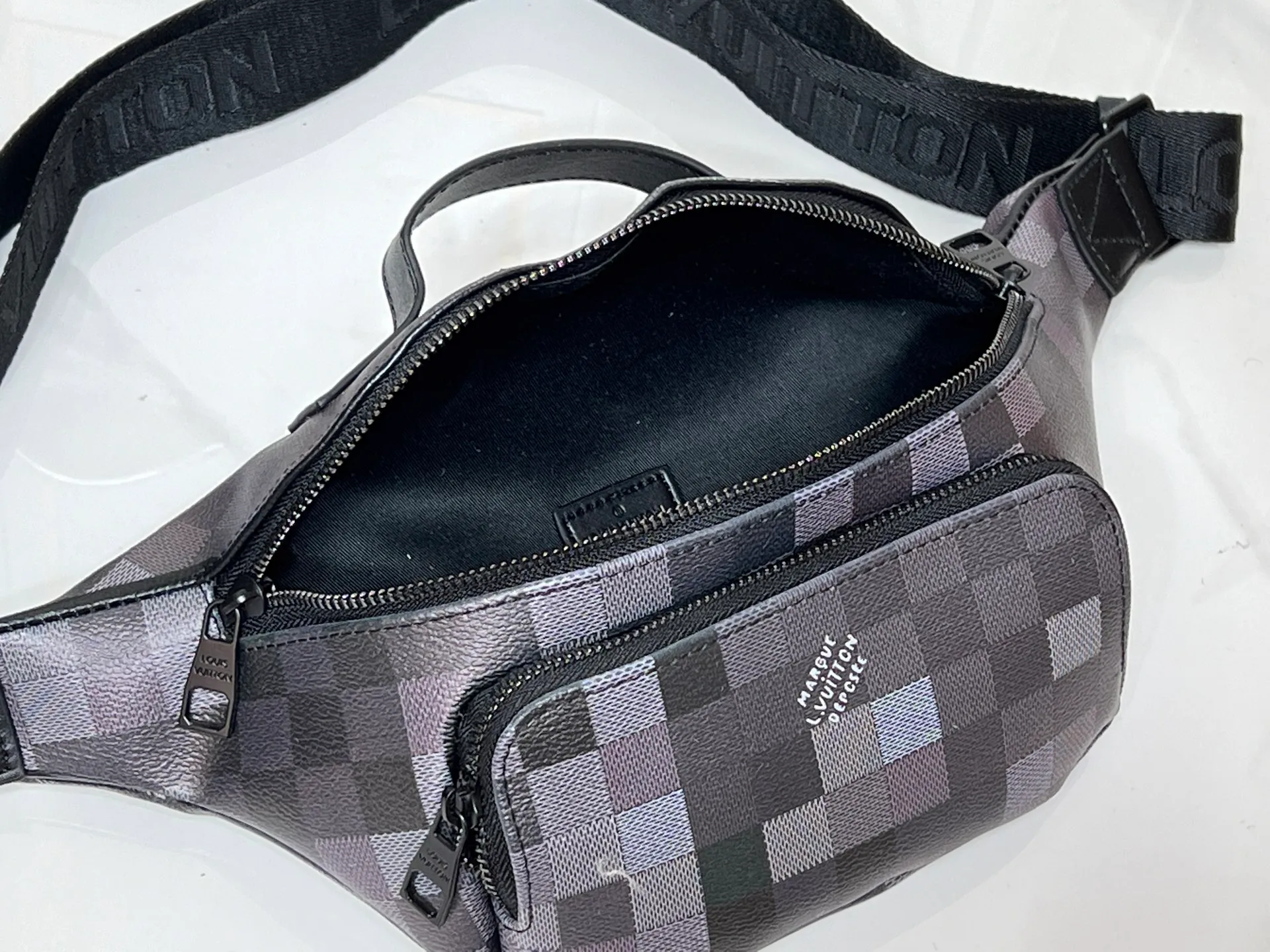 Batch 220💰Upgraded from original M15271 N00205 M14920 M14019 M47085 M43644 This Rush waist bag is made of deep Monogram canvas body decorated with Damier and Monogram Reverse embroidered patches, making the unique pattern pop out. The adjustable shoulder strap enables you to switch between waist, shoulder or cross-body wear. Dimensions: 30.0 x 15.0 x 8.0 cm (length x height x width)