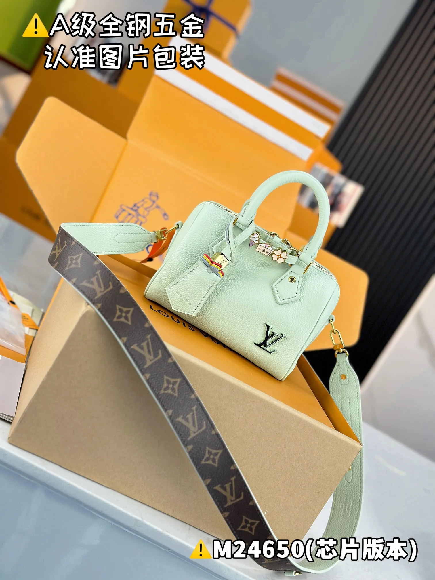 P2200 [Special grade MB original leather] SPEEDY 18 LV&I Olympic blue cow leather handbag Model: M24650 Material: A+ grade all-steel hardware, imported original leather Packing: Full set of special grade duty-free MB packaging Dimensions: 18.5 x 12.5 x 10.5 cm
