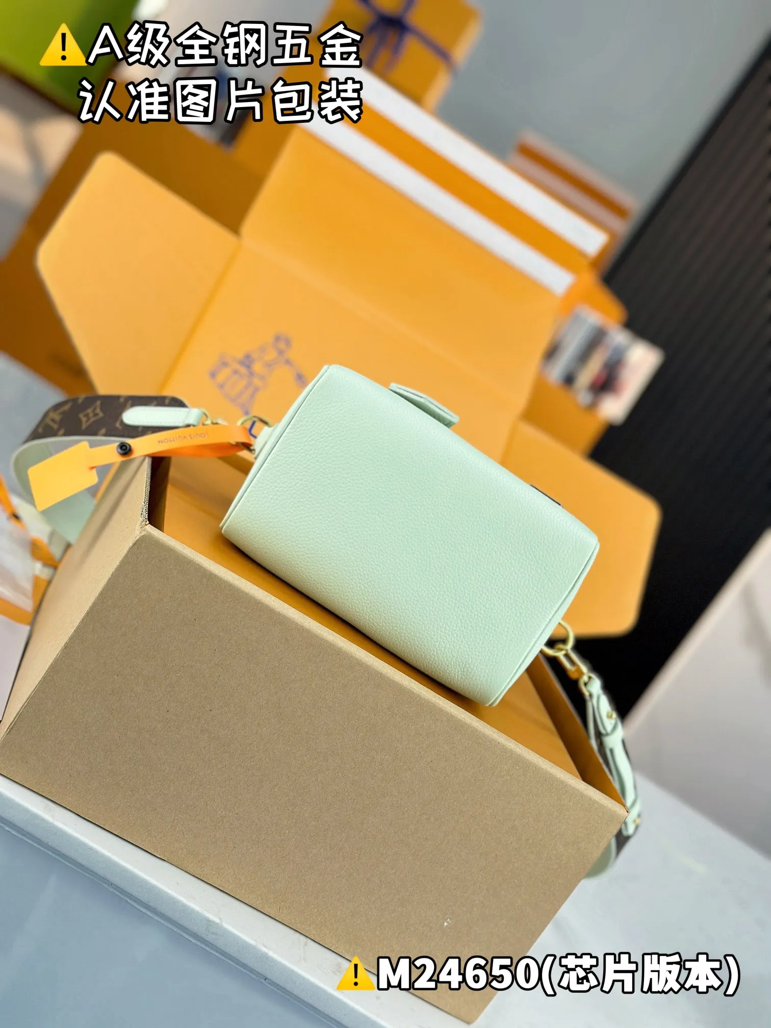 P2200 [Special grade MB original leather] SPEEDY 18 LV&I Olympic blue cow leather handbag Model: M24650 Material: A+ grade all-steel hardware, imported original leather Packing: Full set of special grade duty-free MB packaging Dimensions: 18.5 x 12.5 x 10.5 cm