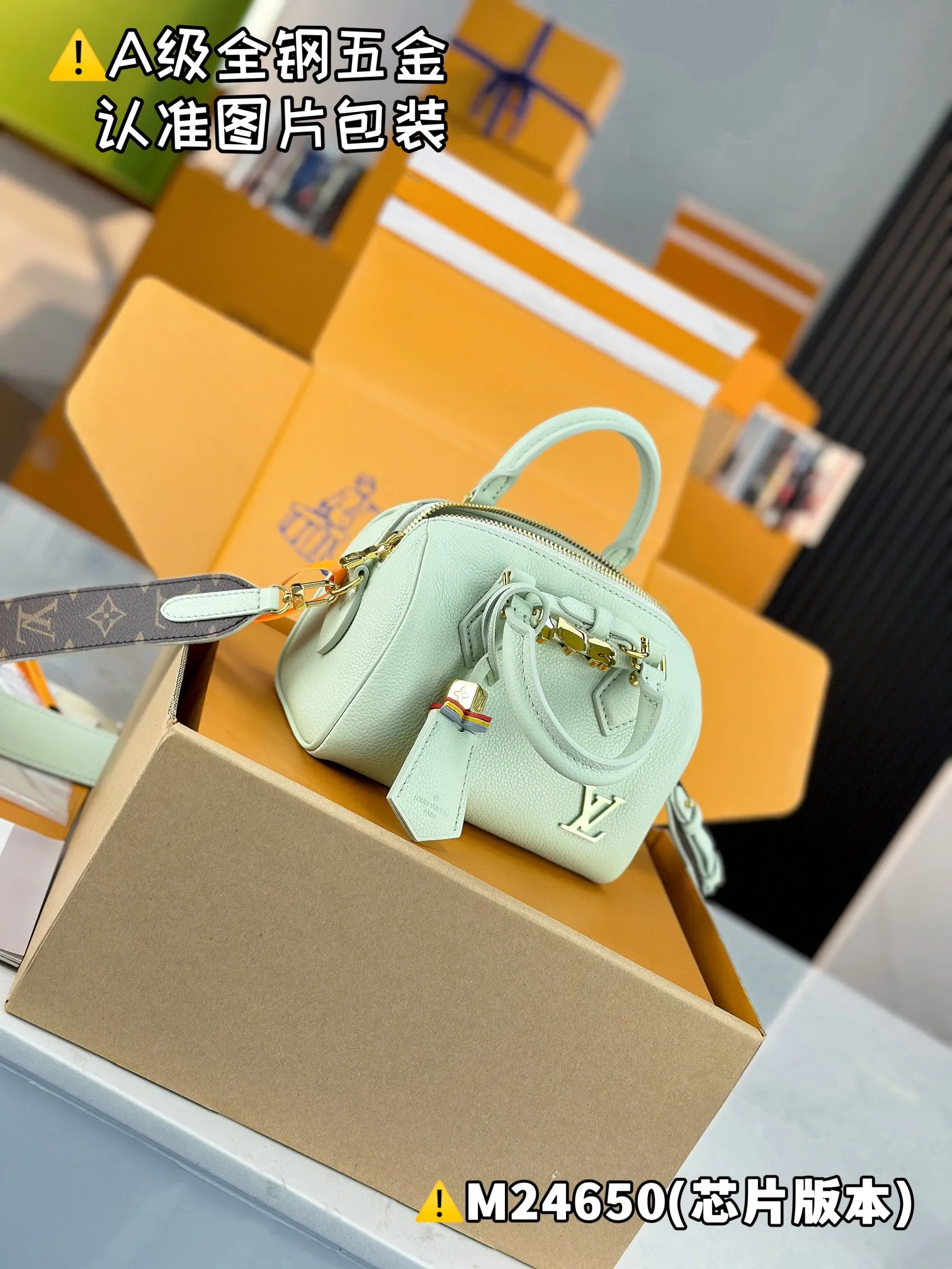P2200 [Special grade MB original leather] SPEEDY 18 LV&I Olympic blue cow leather handbag Model: M24650 Material: A+ grade all-steel hardware, imported original leather Packing: Full set of special grade duty-free MB packaging Dimensions: 18.5 x 12.5 x 10.5 cm