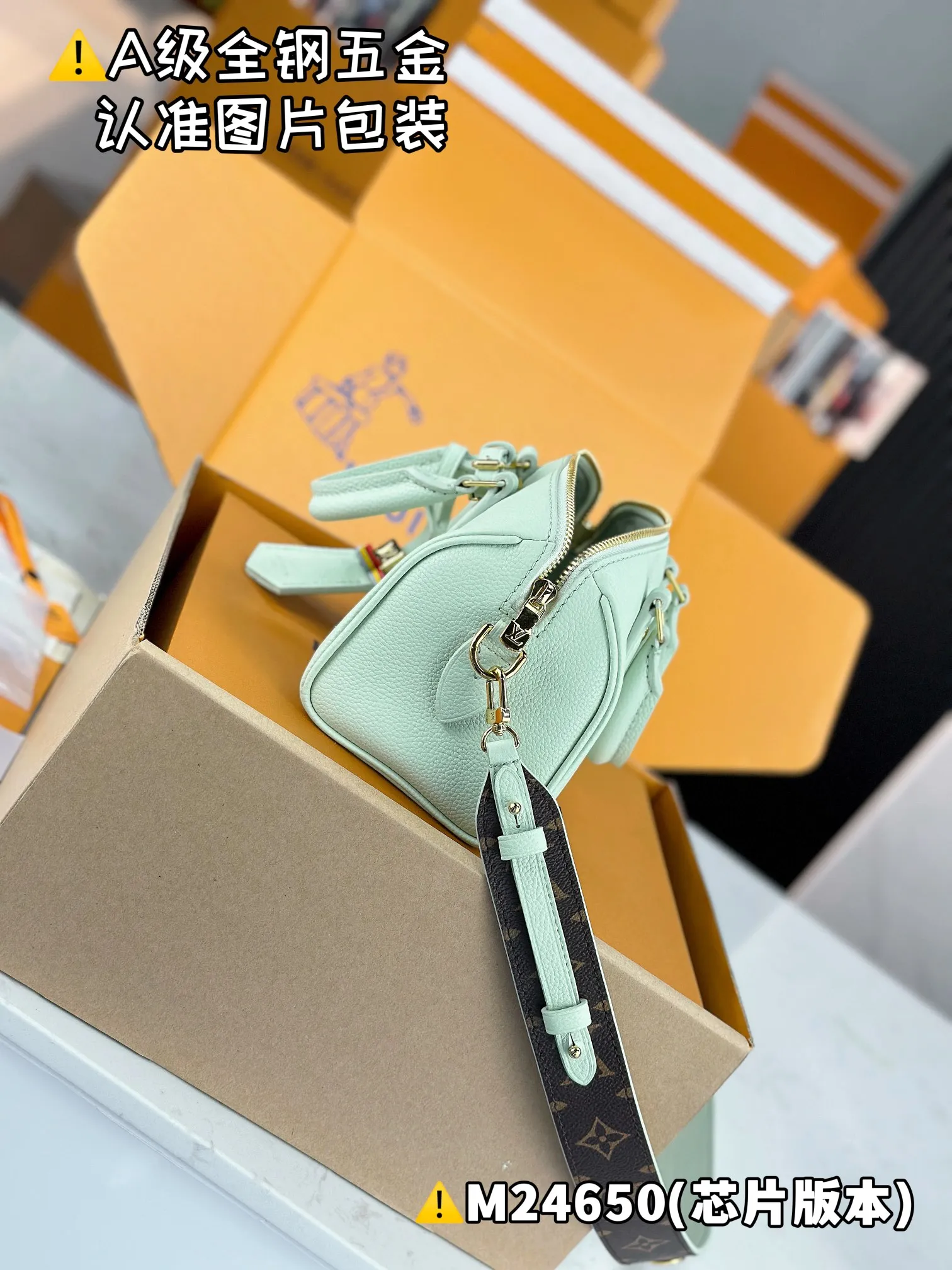 P2200 [Special grade MB original leather] SPEEDY 18 LV&I Olympic blue cow leather handbag Model: M24650 Material: A+ grade all-steel hardware, imported original leather Packing: Full set of special grade duty-free MB packaging Dimensions: 18.5 x 12.5 x 10.5 cm
