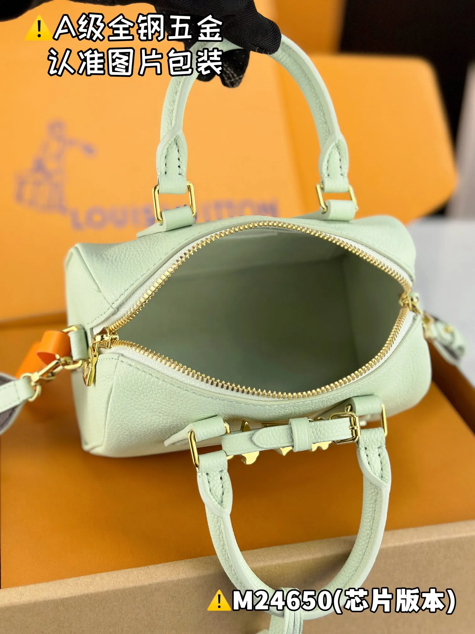 P2200 [Special grade MB original leather] SPEEDY 18 LV&I Olympic blue cow leather handbag Model: M24650 Material: A+ grade all-steel hardware, imported original leather Packing: Full set of special grade duty-free MB packaging Dimensions: 18.5 x 12.5 x 10.5 cm