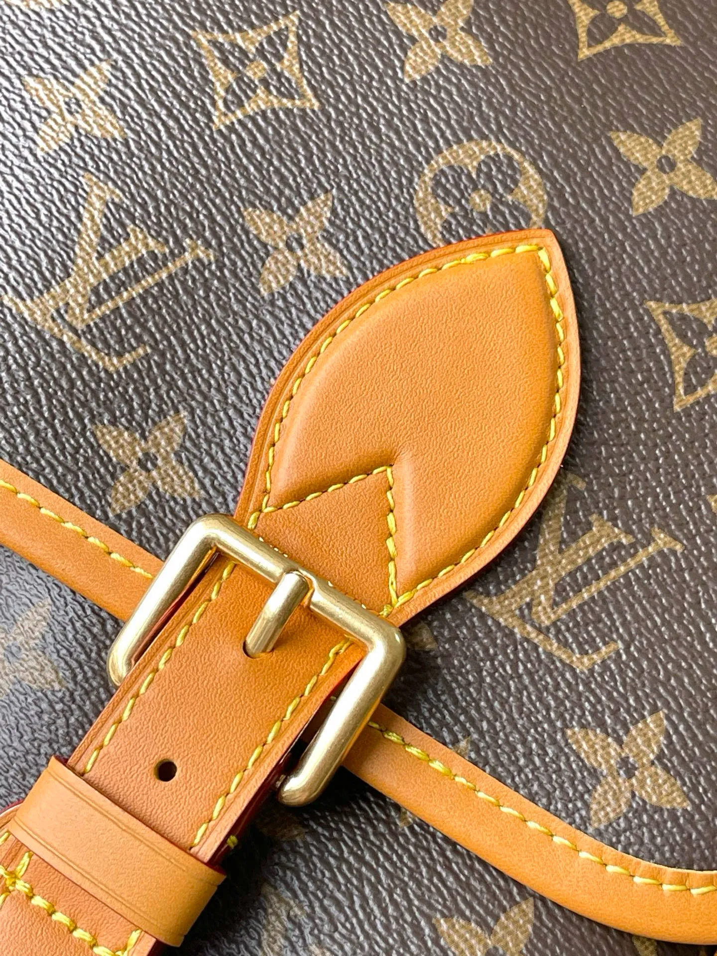 💰1140 Top Original Order M14723 This Satchel messenger bag draws inspiration from the classic Gibeciere handbag in the 1990s, using Monogram canvas with cow leather trim. It has a flap closure with a subtle buckle, a chic front pocket and a padded interior pocket for laptops that are functional, while the retro style can easily brighten up any look. Dimensions: 35.5 × 24 × 12 cm