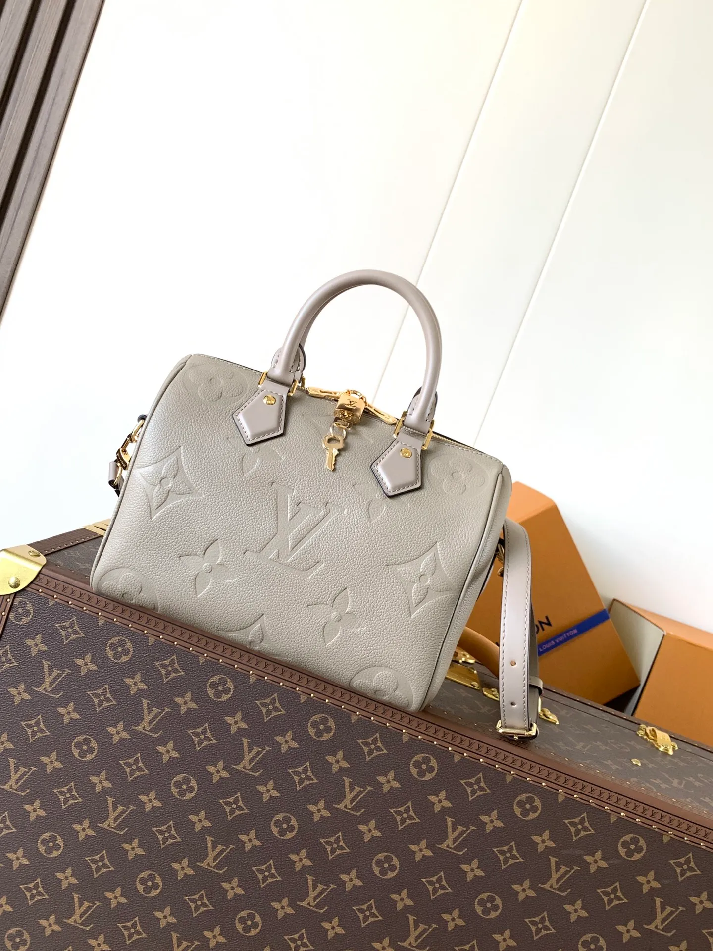 💰1180 (top layer leather) top original order, transcoding chip M58951 black M59273 apricot M14043 chocolate This seasonal version of the iconic Speedy Bandoulière 25 features Louis Vuitton’s Monogram Empreinte leather in a versatile chocolate color. It's embellished with gold-toned hardware and features a signature padlock, symbolizing Louis Vuitton's heritage and craftsmanship. The compact design fits everyday items, including makeup essentials. 25 × 19 × 15 cm (length x height x width)